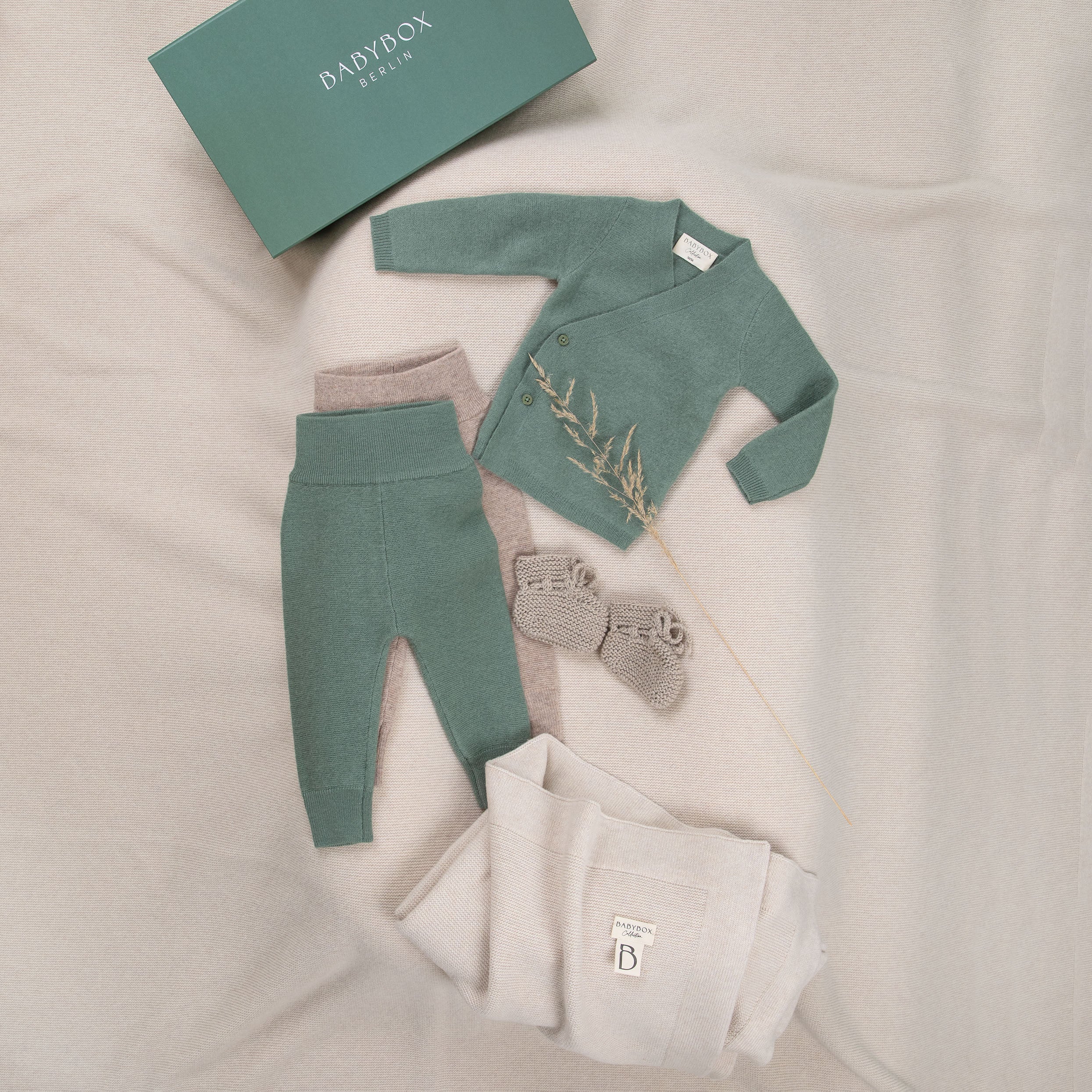 Kuschelzeit – Premium Babybox in Sage & Oat