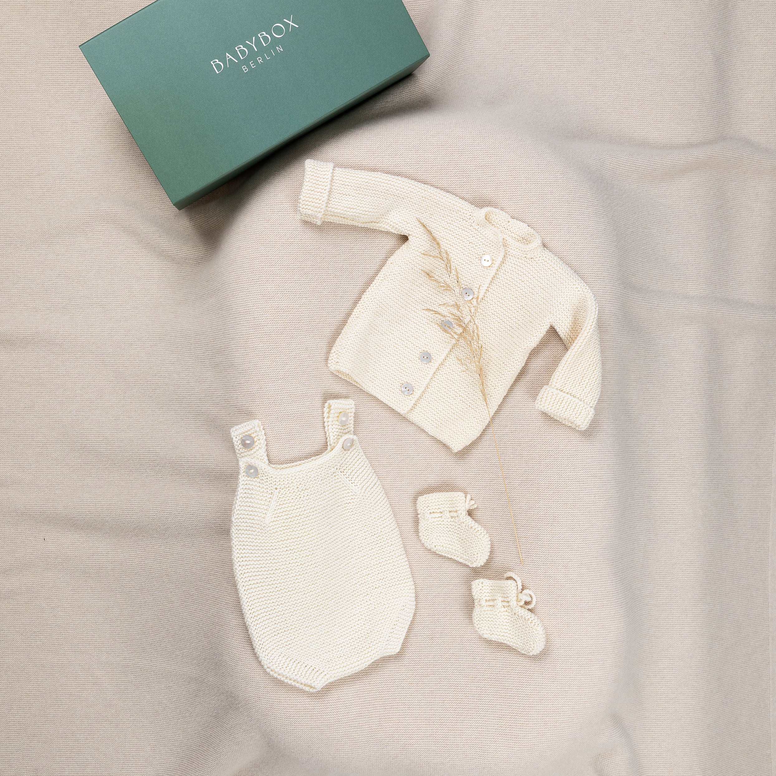 Handknit Love – Premium Babybox