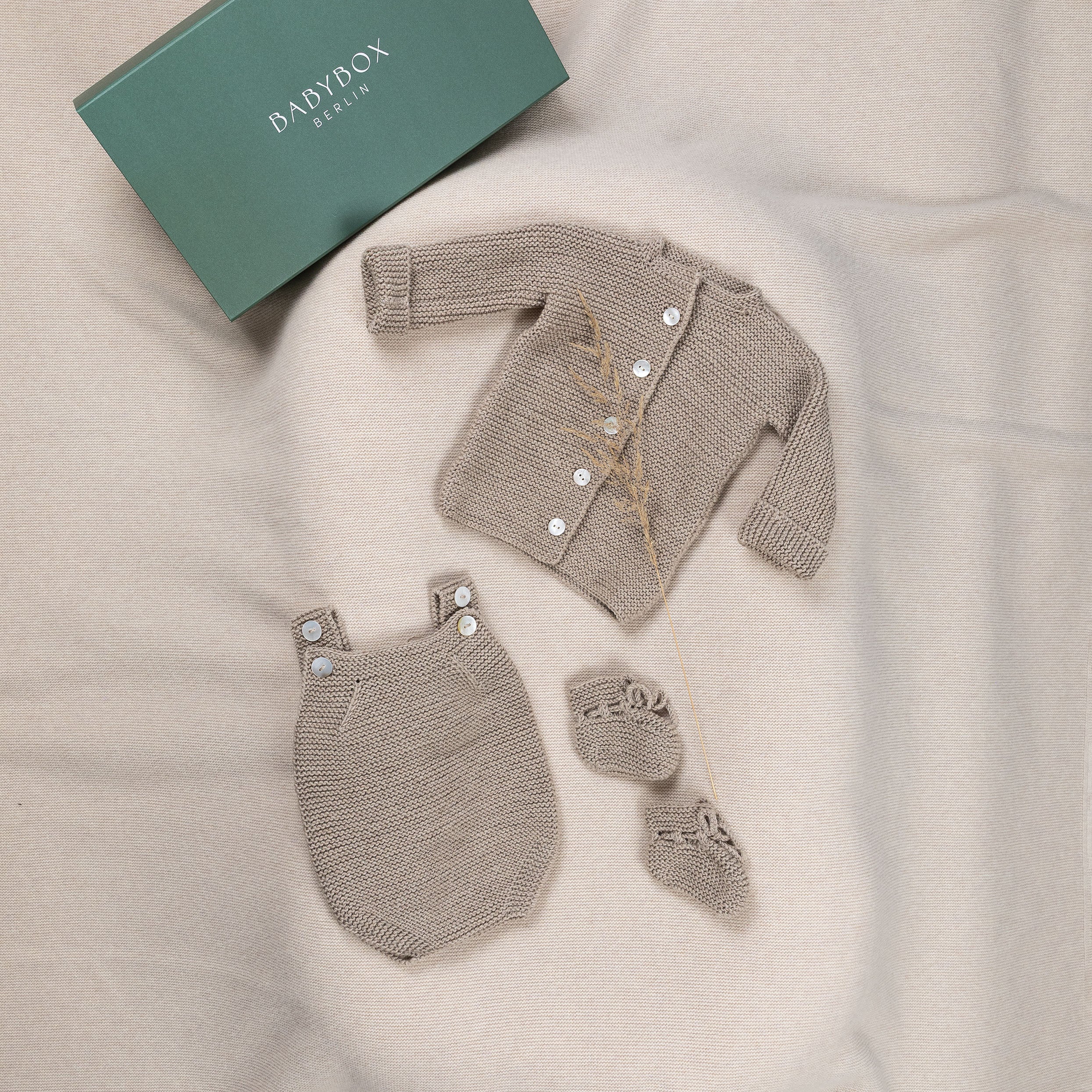 Handknit Love – Premium Babybox