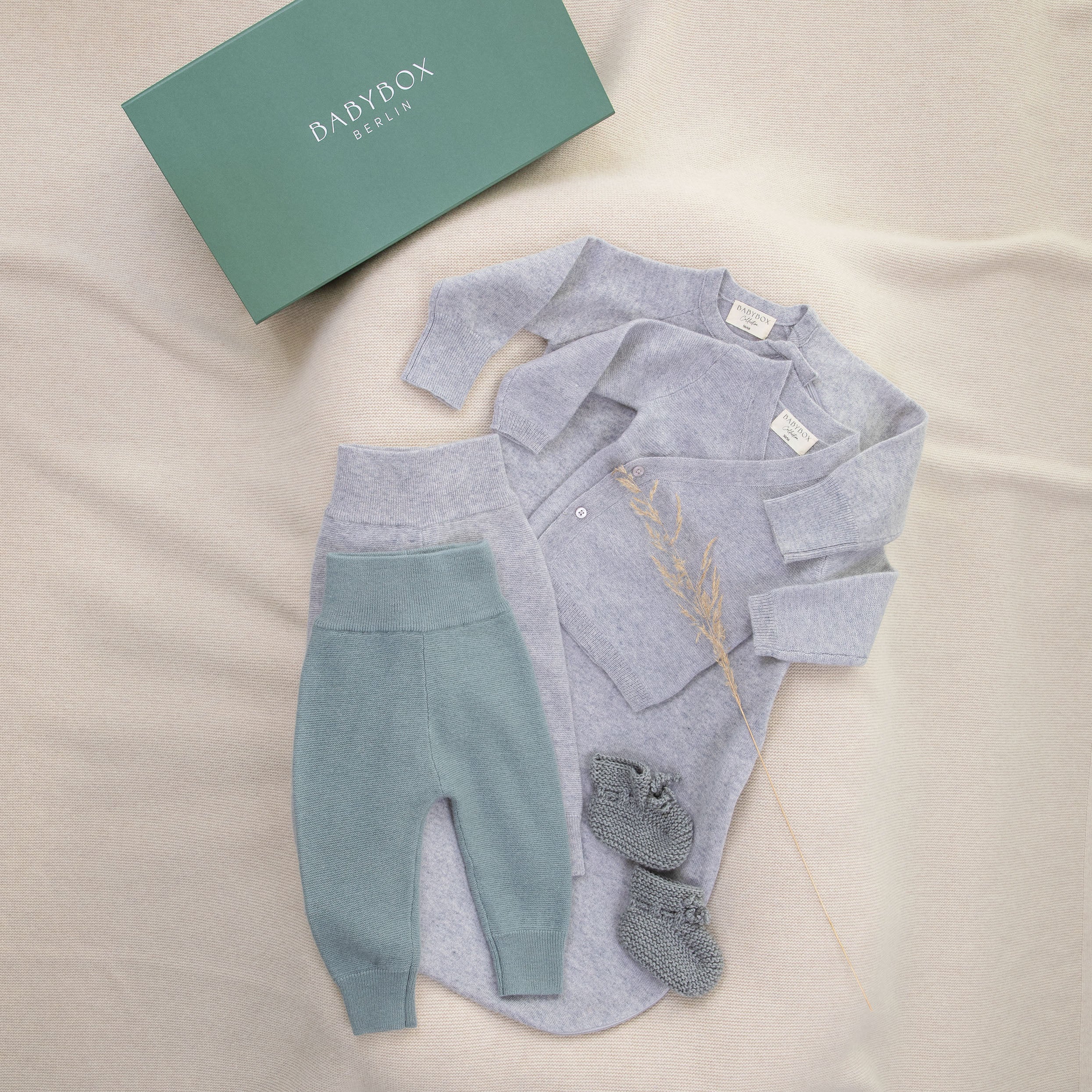 Babybox Erstausstattungs-Set "Grau" – Wolle Schlafsack, Strickschuhe & Kleidung