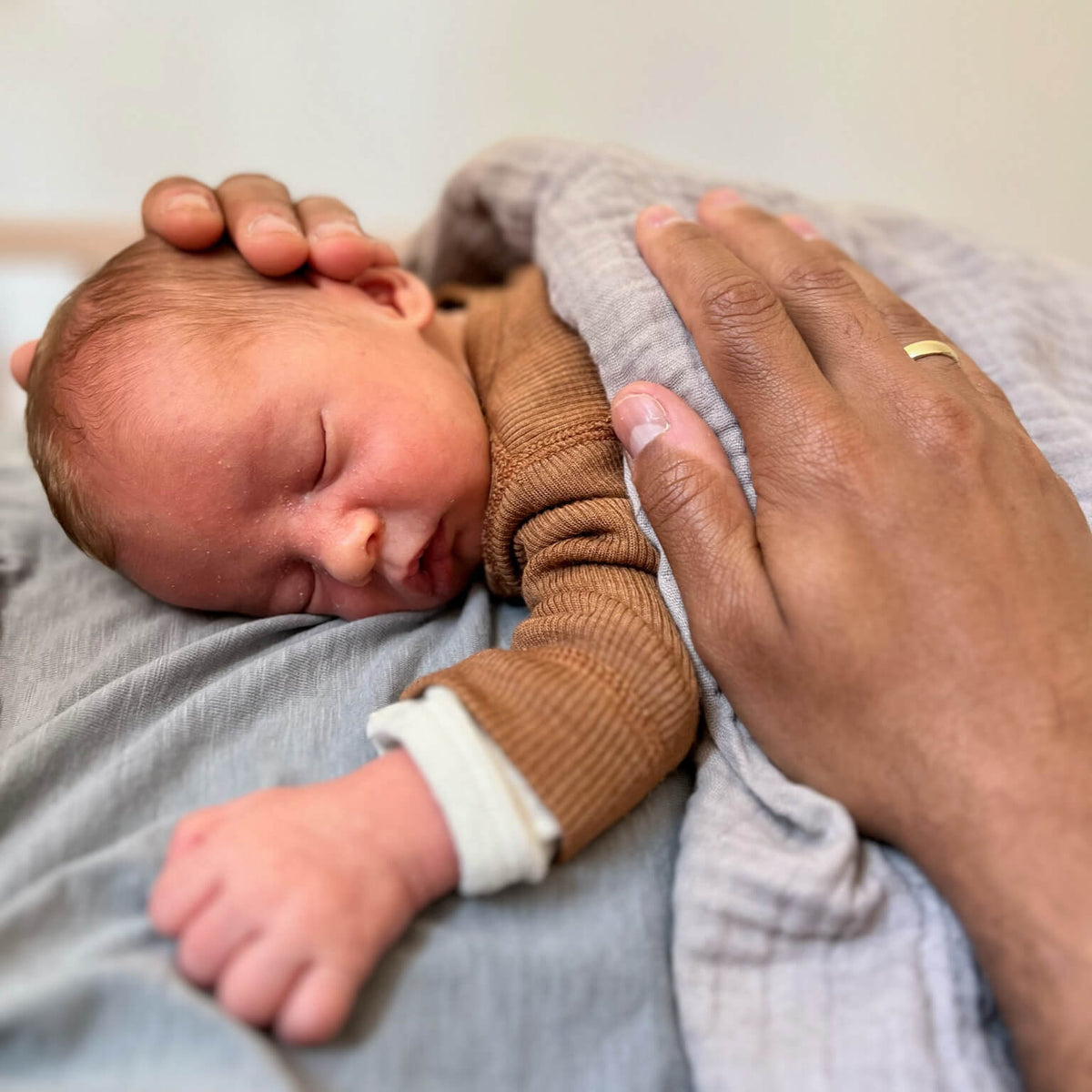 Foto Baby liegt auf dem Bauch des Vaters