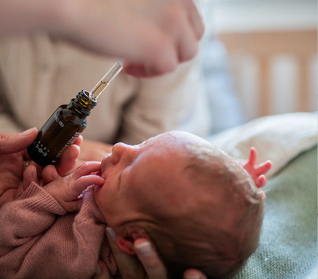 Baby bekommt Vitamin D mit einer Pipette verabreicht.