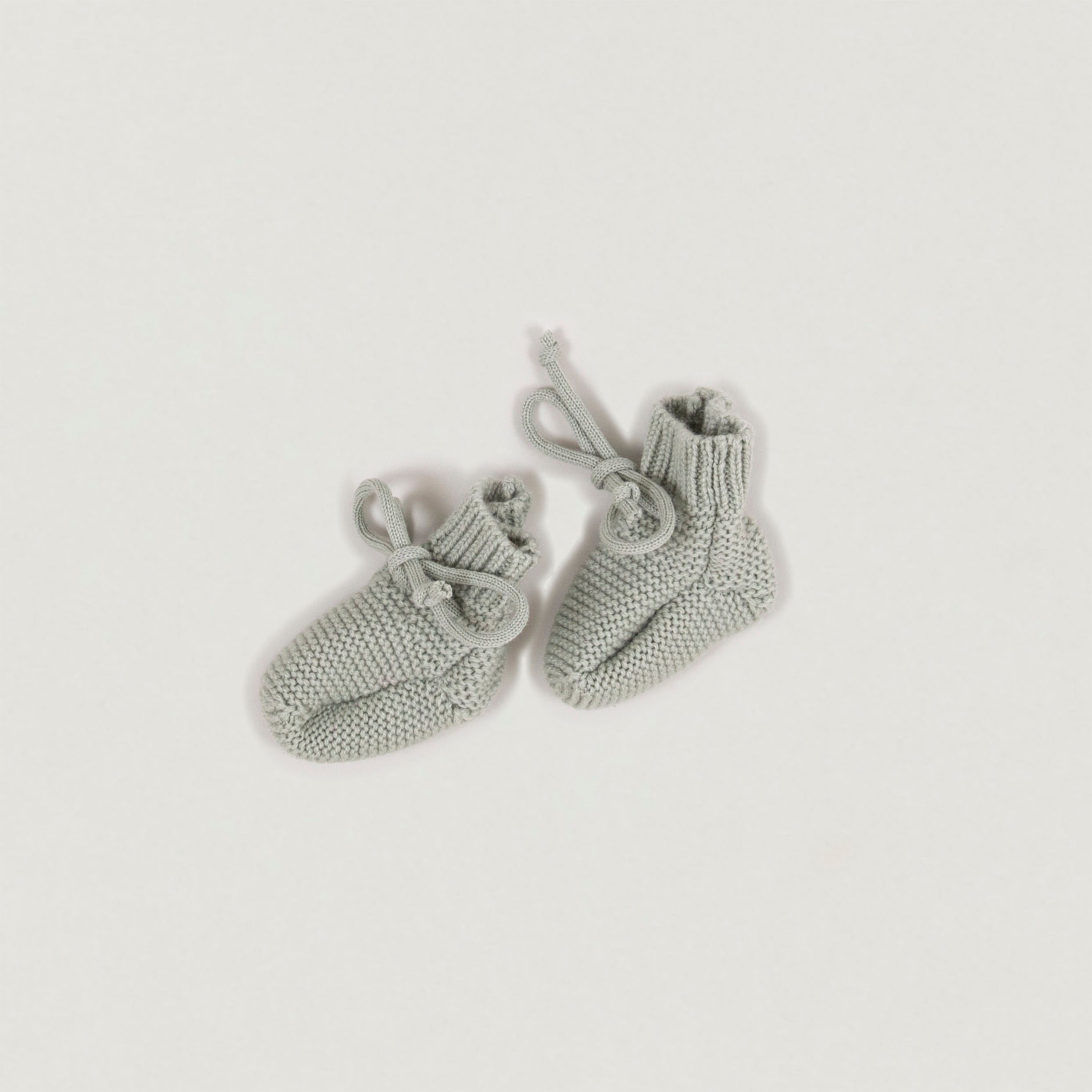 Produktfoto Schuhe aus der Babybox Collection aus Yak & Kaschmir Wolle in der Farbe light sage