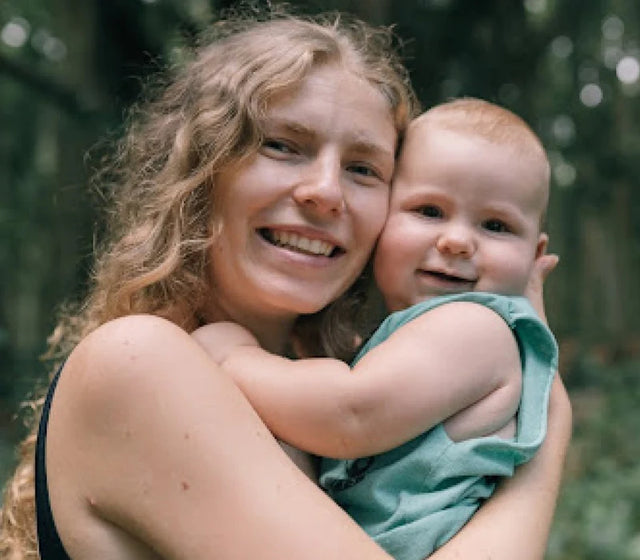 Foto einer Mutter mit Kind auf dem Arm