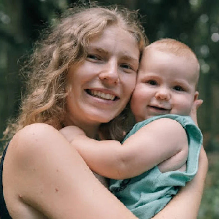 Foto einer Mutter mit Kind auf dem Arm