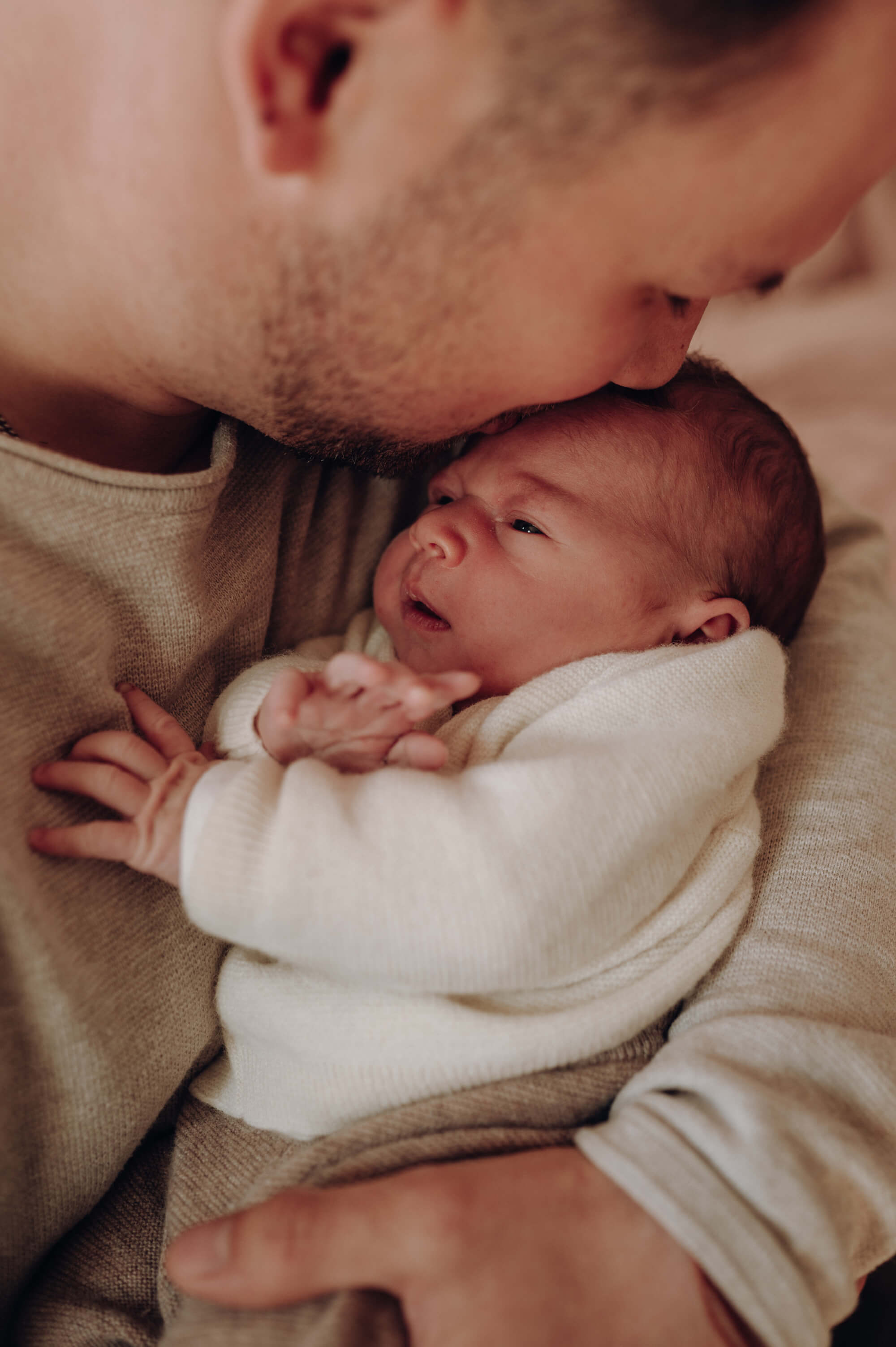 Foto Vater küsst Baby auf die Stirn
