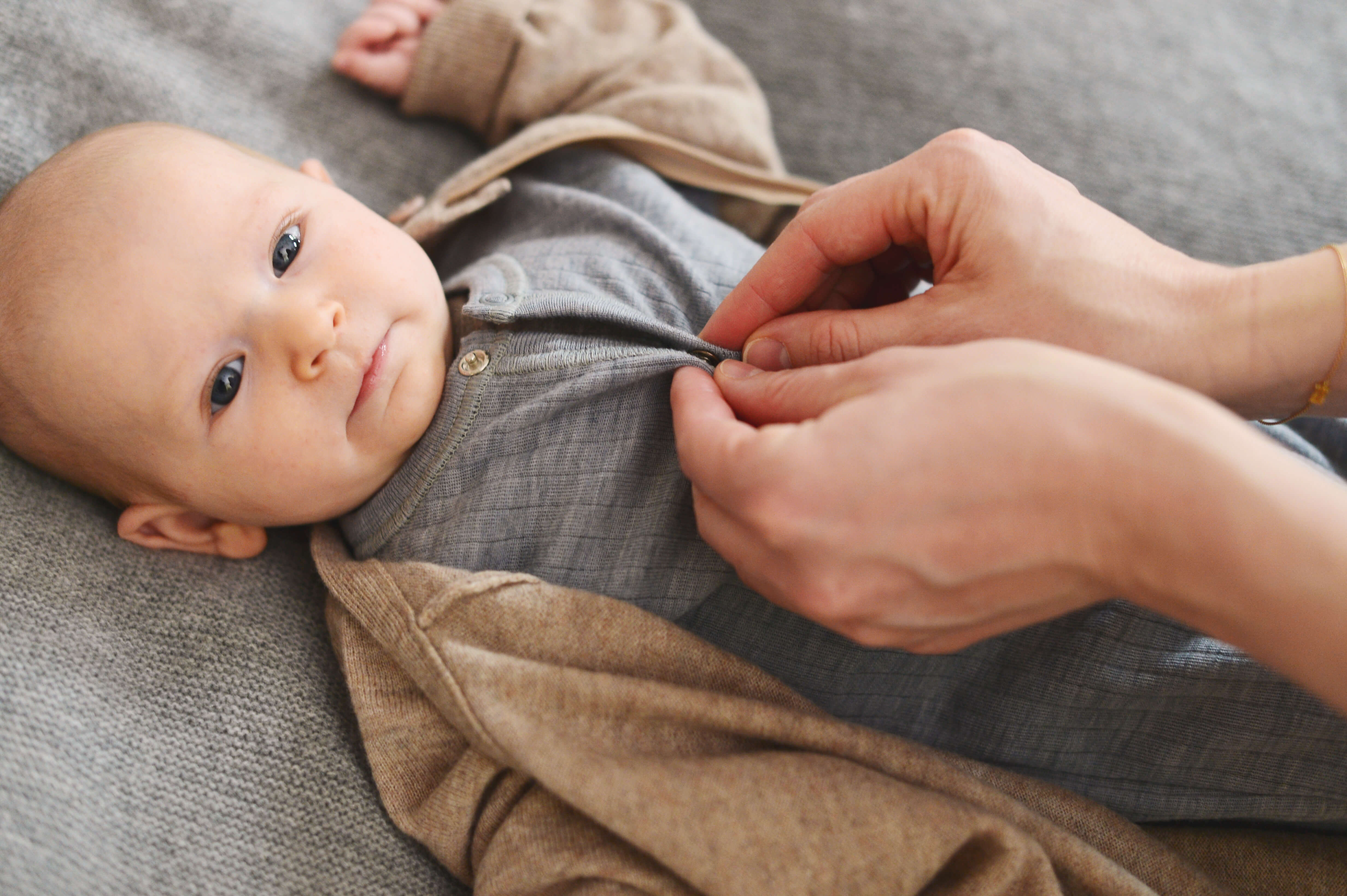 Foto eines Babys was angezogen wird