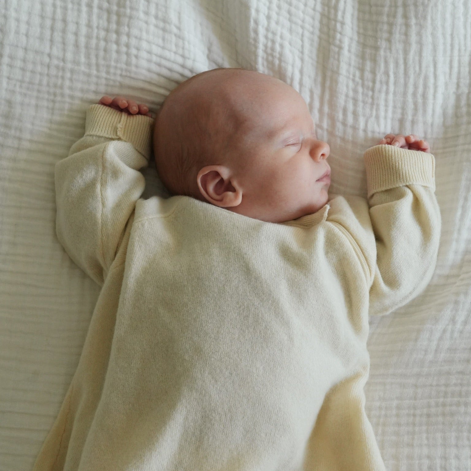 Baby im Schlafsack Creme