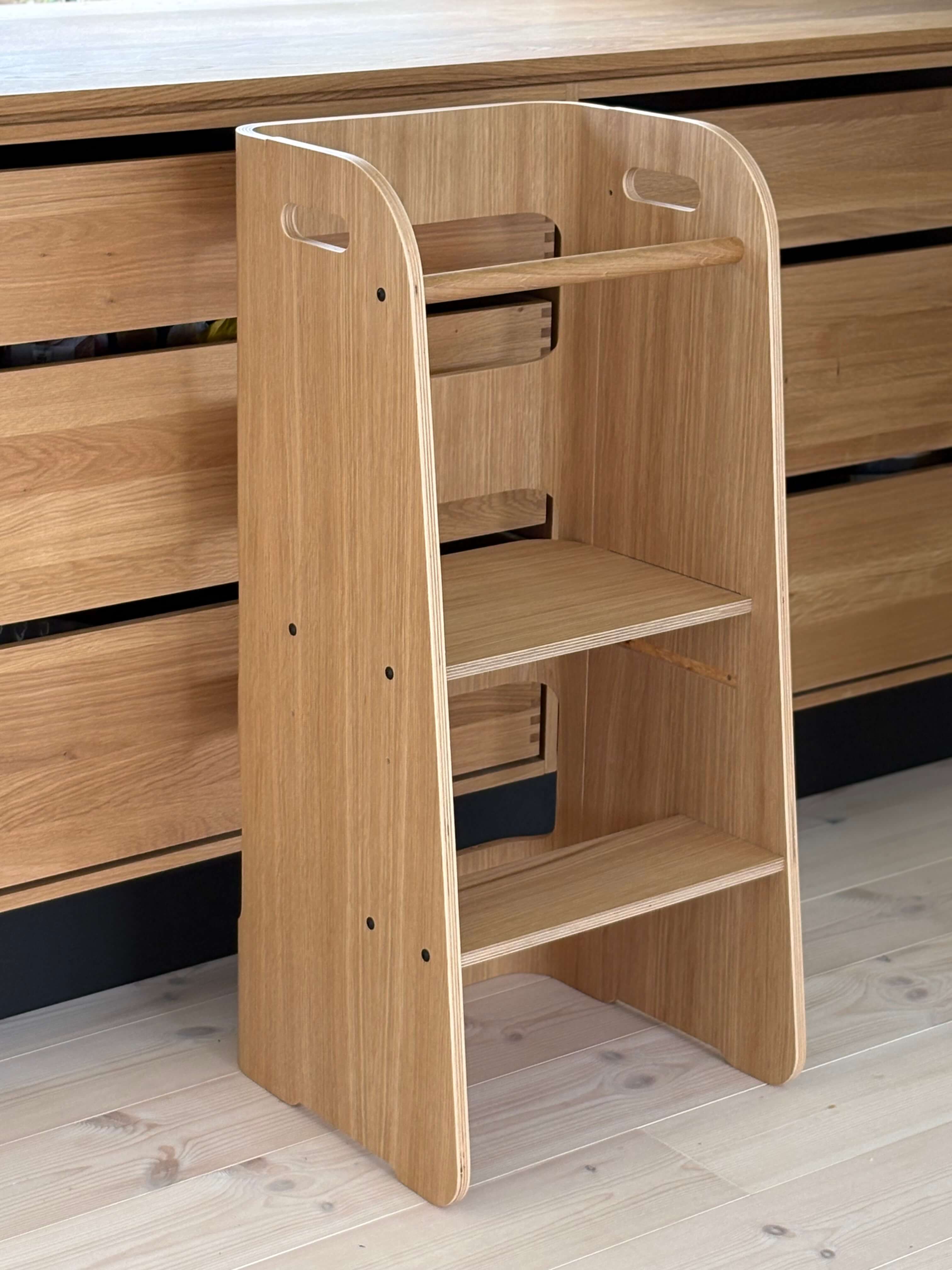 Curve Lab Lernturm in Oak in der Küche