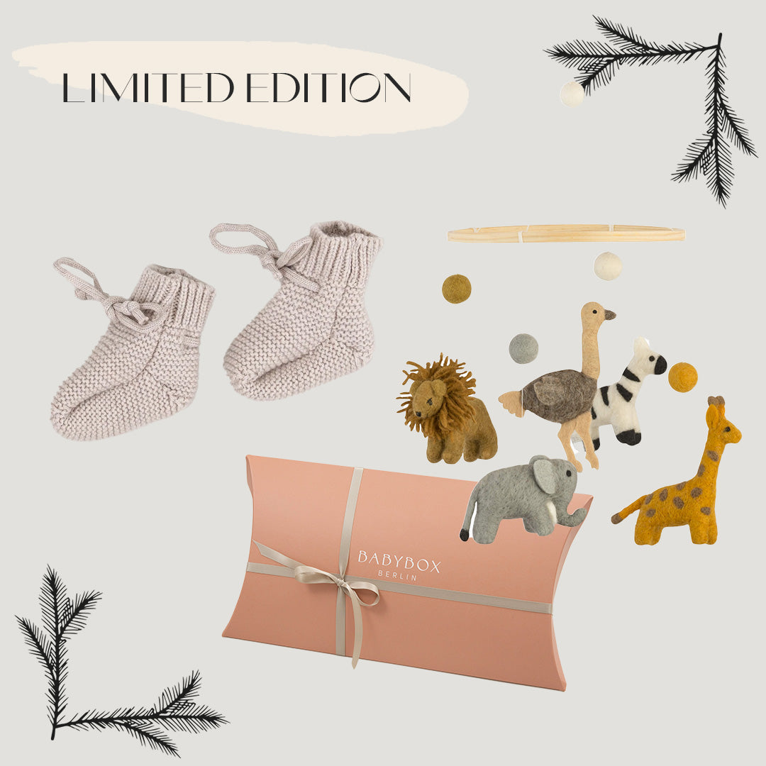 Geschenkset Babyschuhe in der Farbe dune melange aus 70 % Wolle und 30 % Kaschmir von Babybox and Family und Mobile "Wildlife" von Baby Bello in weihnachtlicher Signature Faltschachtel