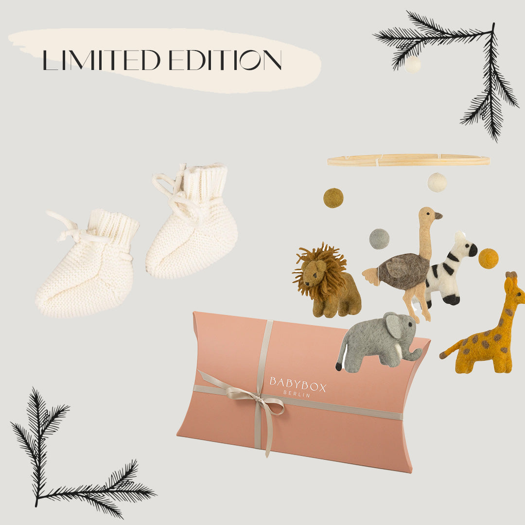 Geschenkset Babyschuhe in der Farbe nature aus 70 % Wolle und 30 % Kaschmir von Babybox and Family und Mobile "Wildlife" von Baby Bello in weihnachtlicher Signature Faltschachtel