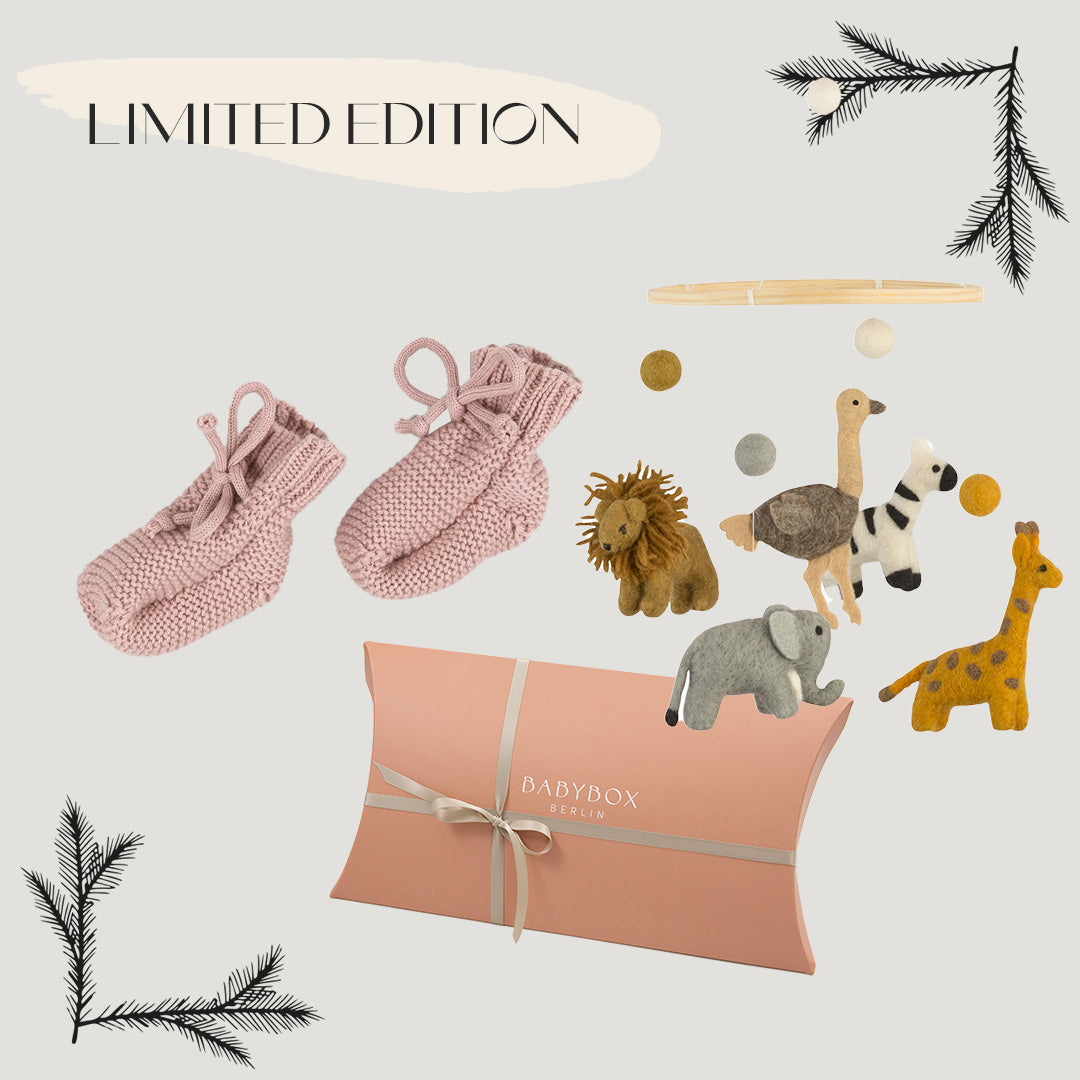 Geschenkset Babyschuhe in der Farbe rose melange aus 70 % Wolle und 30 % Kaschmir von Babybox and Family und Mobile "Wildlife" von Baby Bello in weihnachtlicher Signature Faltschachtel