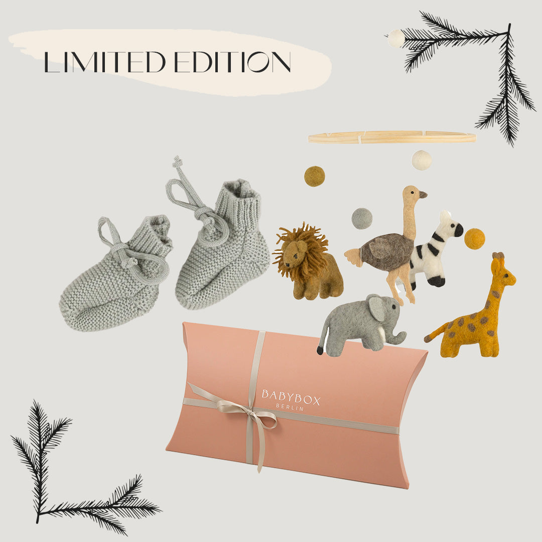 Geschenkset Babyschuhe in der Farbe light sage aus 70 % Wolle und 30 % Kaschmir von Babybox and Family und Mobile "Wildlife" von Baby Bello in weihnachtlicher Signature Faltschachtel