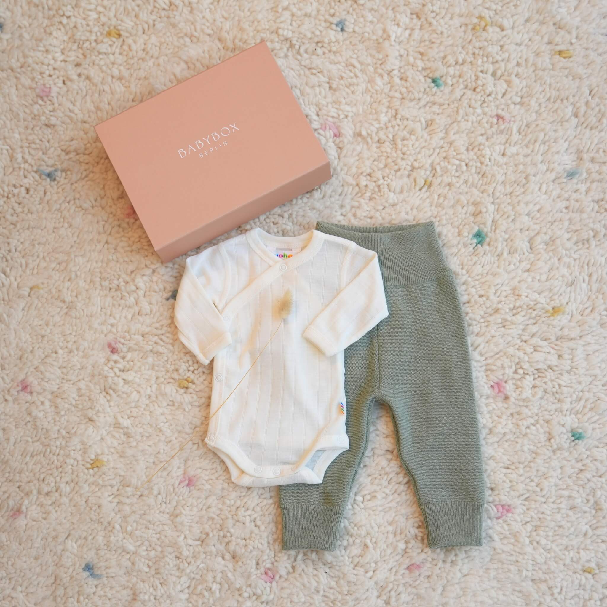 Produktfoto-Geschenkebox-Babybox-Bundhose-dusty-green-Joha-Wickelbody-nature
