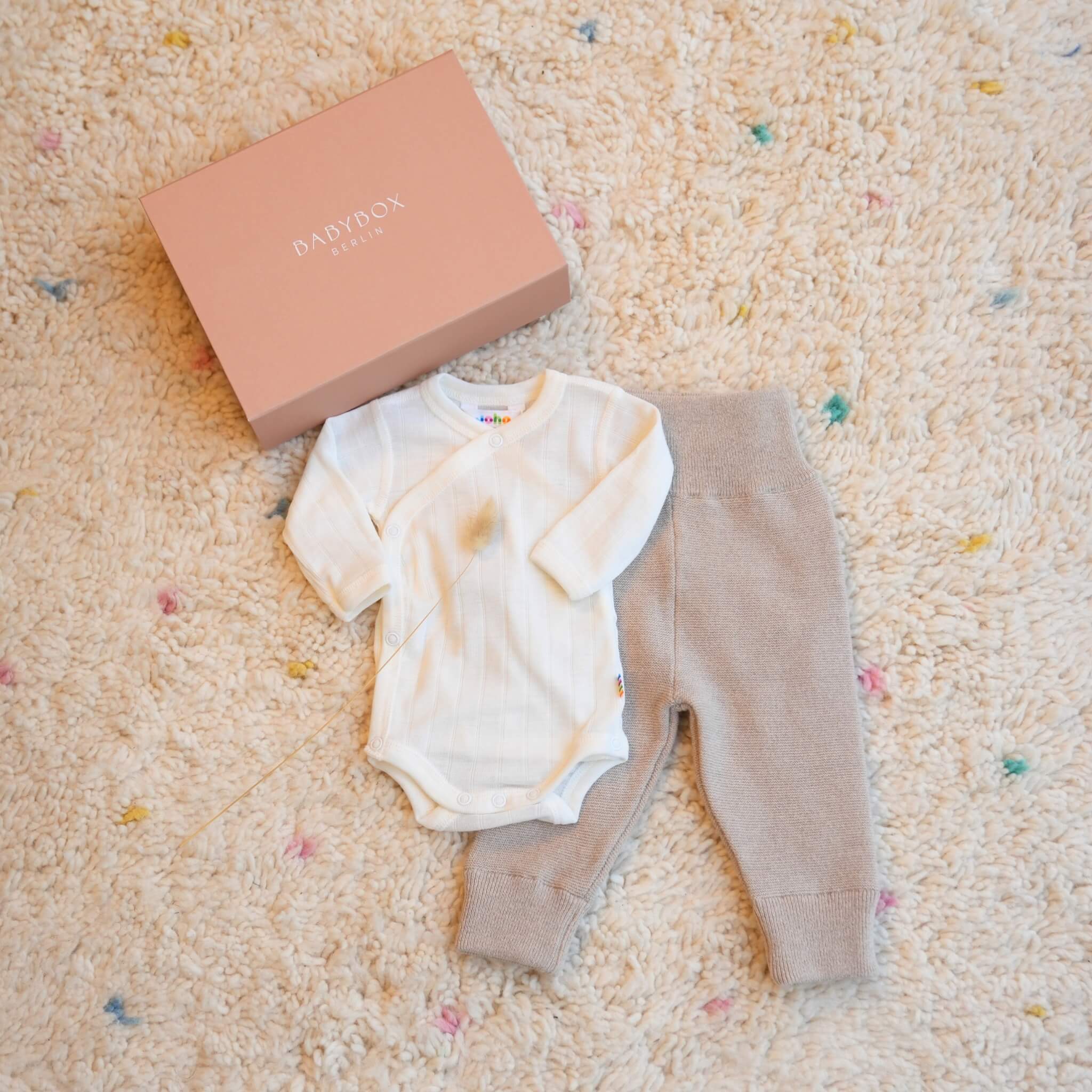 Produktfoto Babybox Geschenkbox Erstausstattung aus Wolle Seide Body nature und Bundhose in Farbe dune