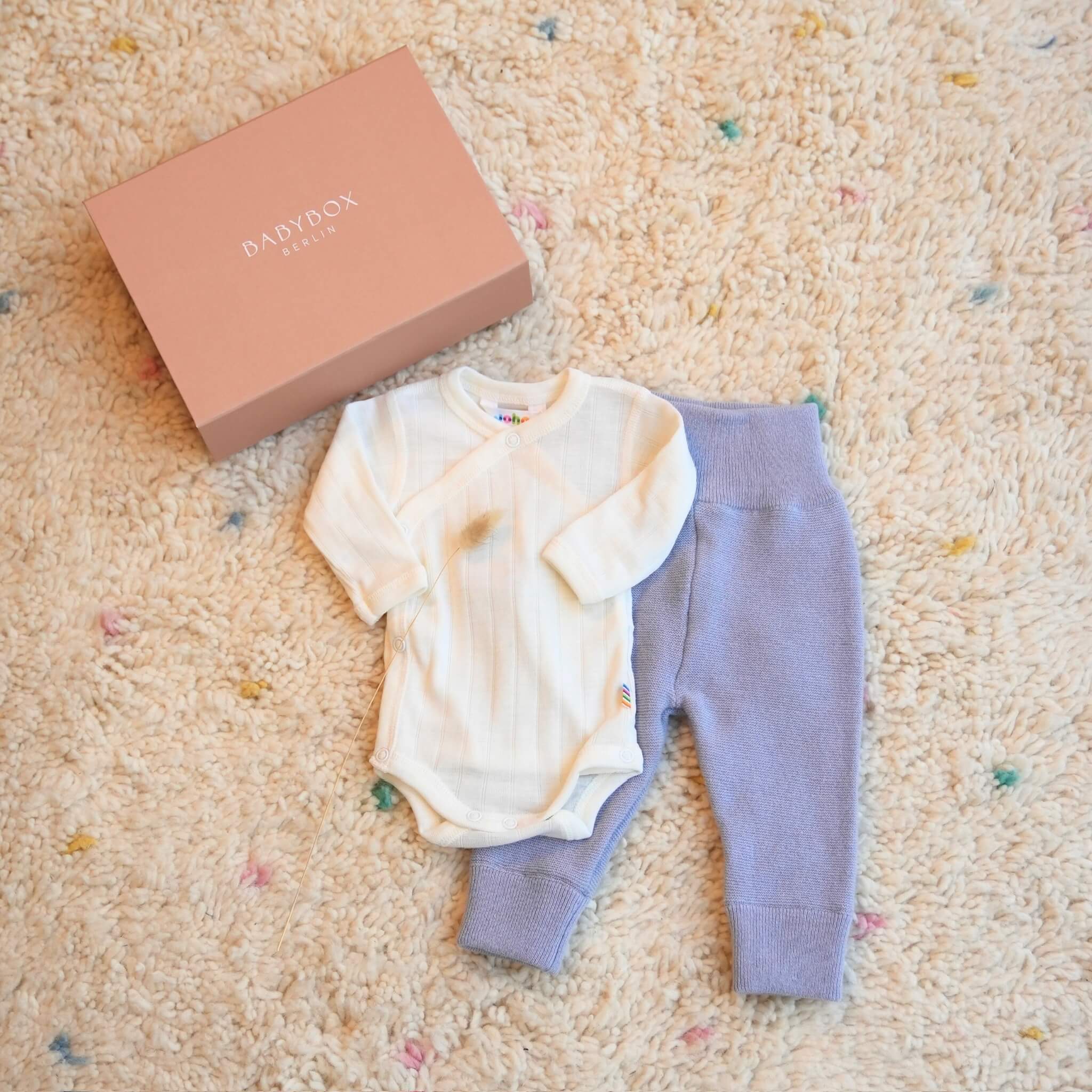Geschenkbox Babybox Erstausstattung aus Wolle Seide Body in Farbe nature undBundhose in dusty-blue