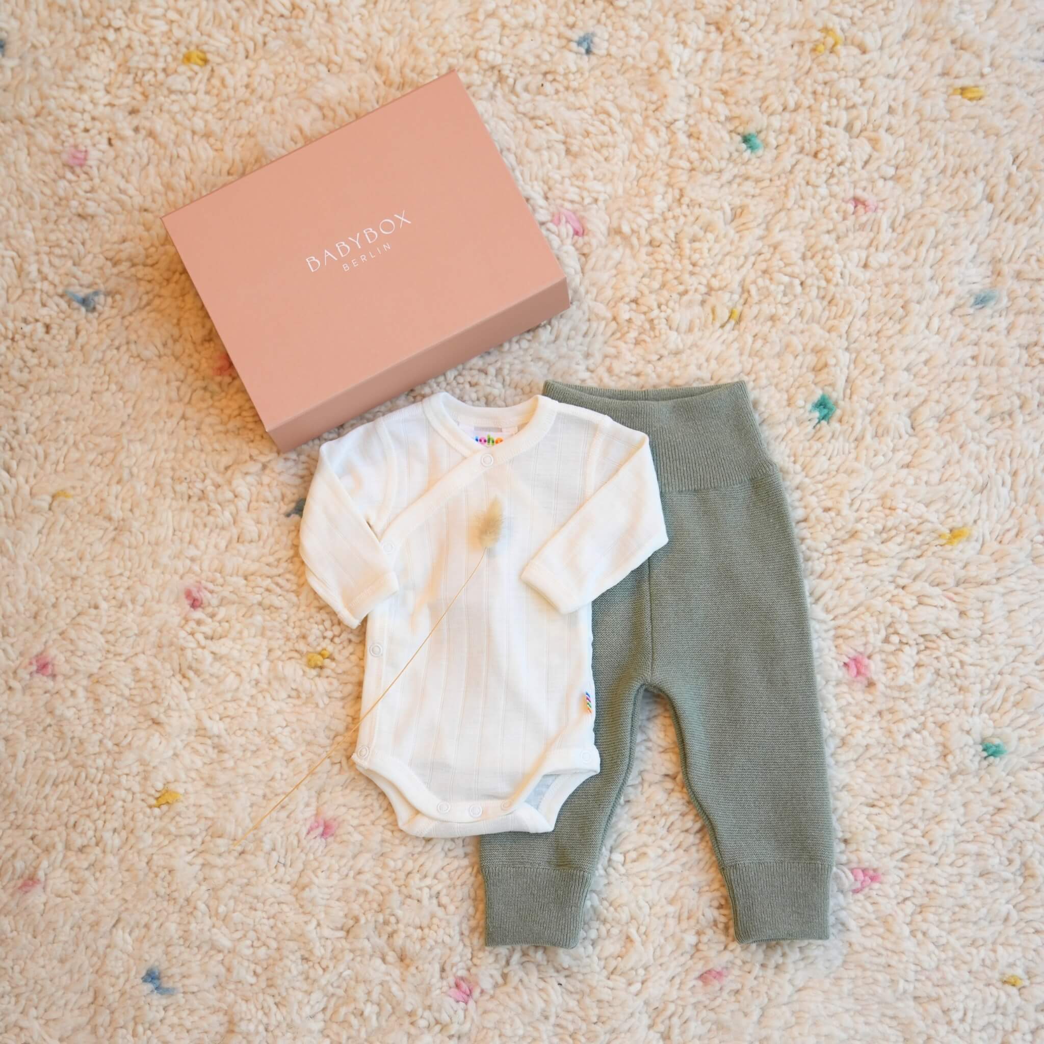 Produktfoto Babybox Geschenkbox Erstausstattung aus Wolle Seide Body in Farbe nature und Bundhose in Farbe dusty-green
