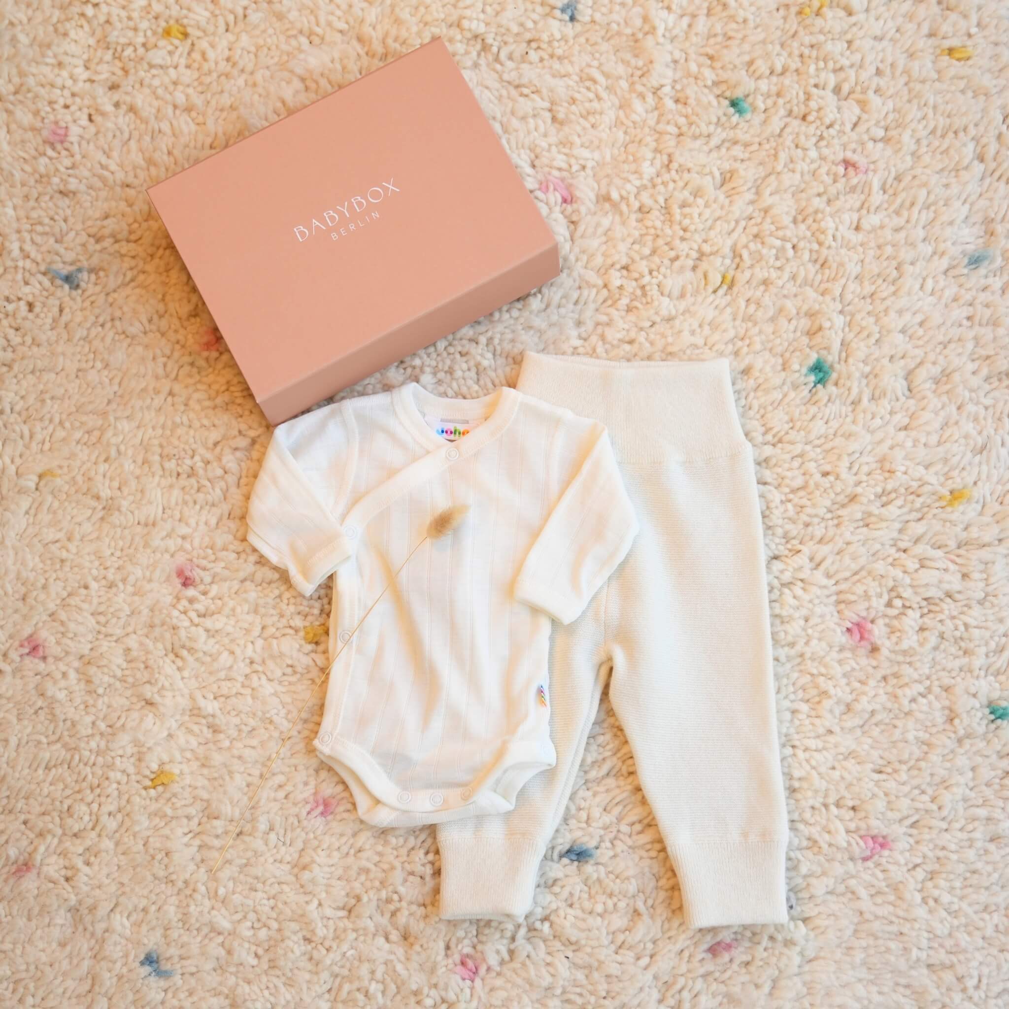 Produktbild Babybox Geschenkbox Erstausstattung aus Wolle Seide Body in Farbe nature und Bundhose in nature