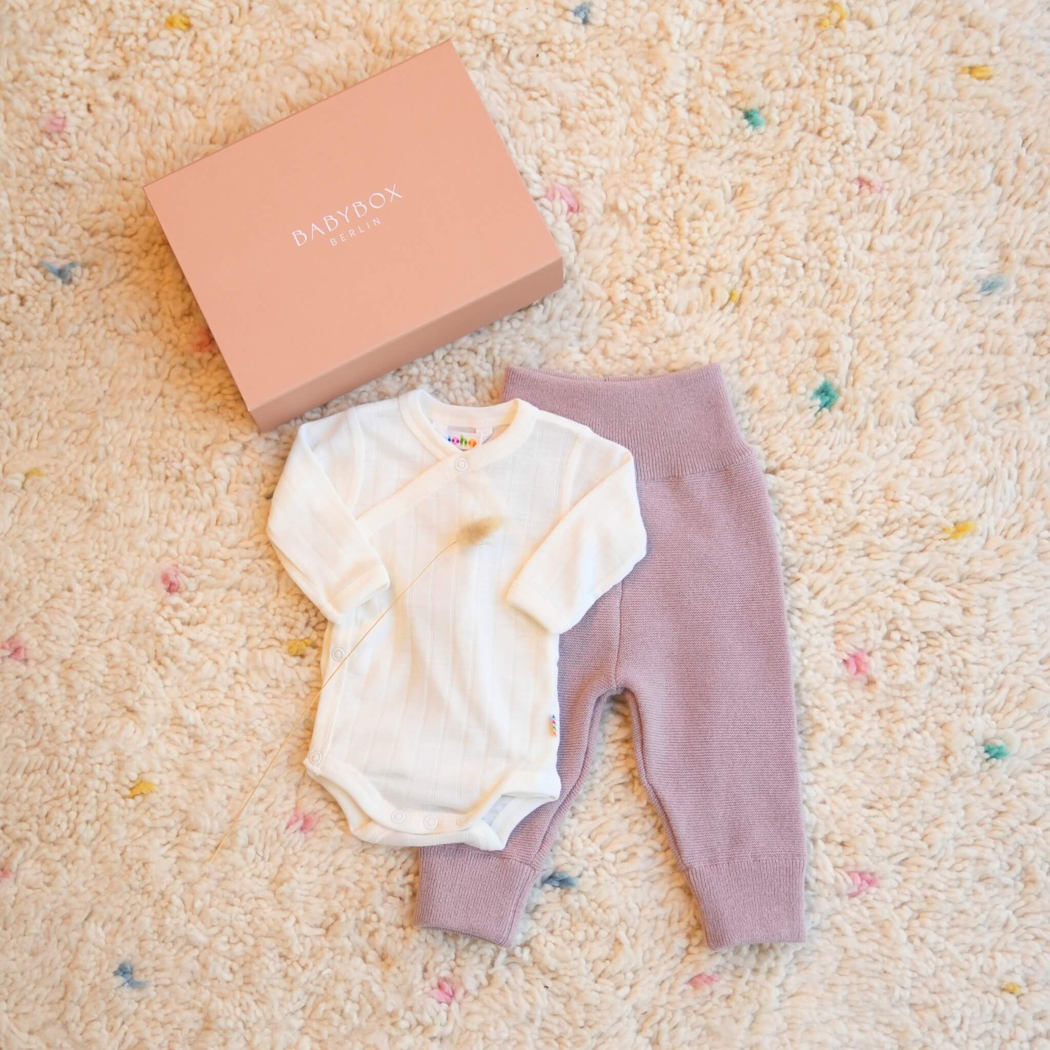 Produktbild Babybox Geschenkbox Erstausstattung aus Wolle-Seide Body in Farbe nature und Bundhose in spring-rose