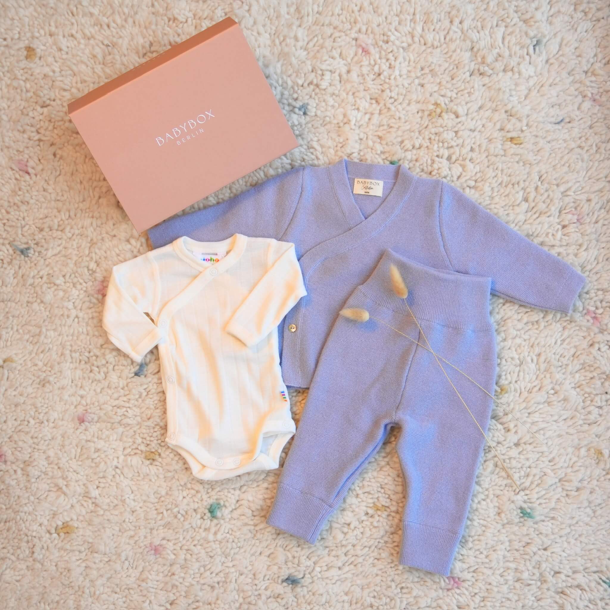 Produktfoto Geschenkbox hallo baby mit schluettli und Bundhose in dusty-blue und Wickelbody von Joha in nature