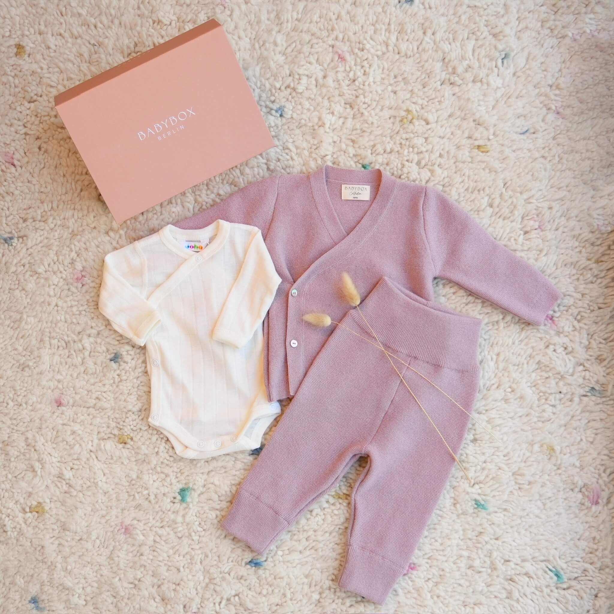 Produktfoto Geschenkbox hallo baby mit schluettli und Bundhose in spring-rose und Wickelbody von Joha in nature