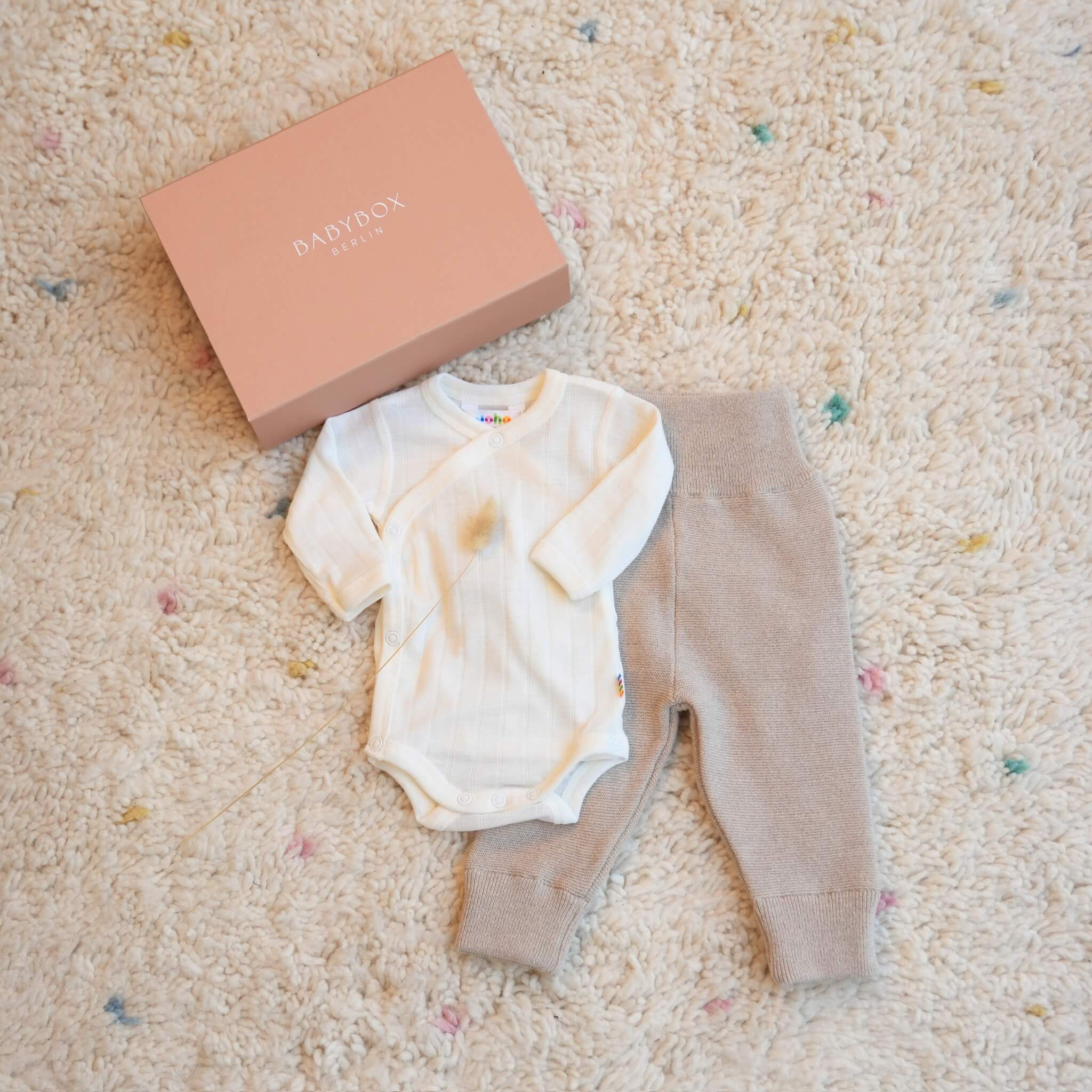 Produktfoto-Geschenkebox-Babybox-Bundhose-dune-Joha-Wickelbody-nature