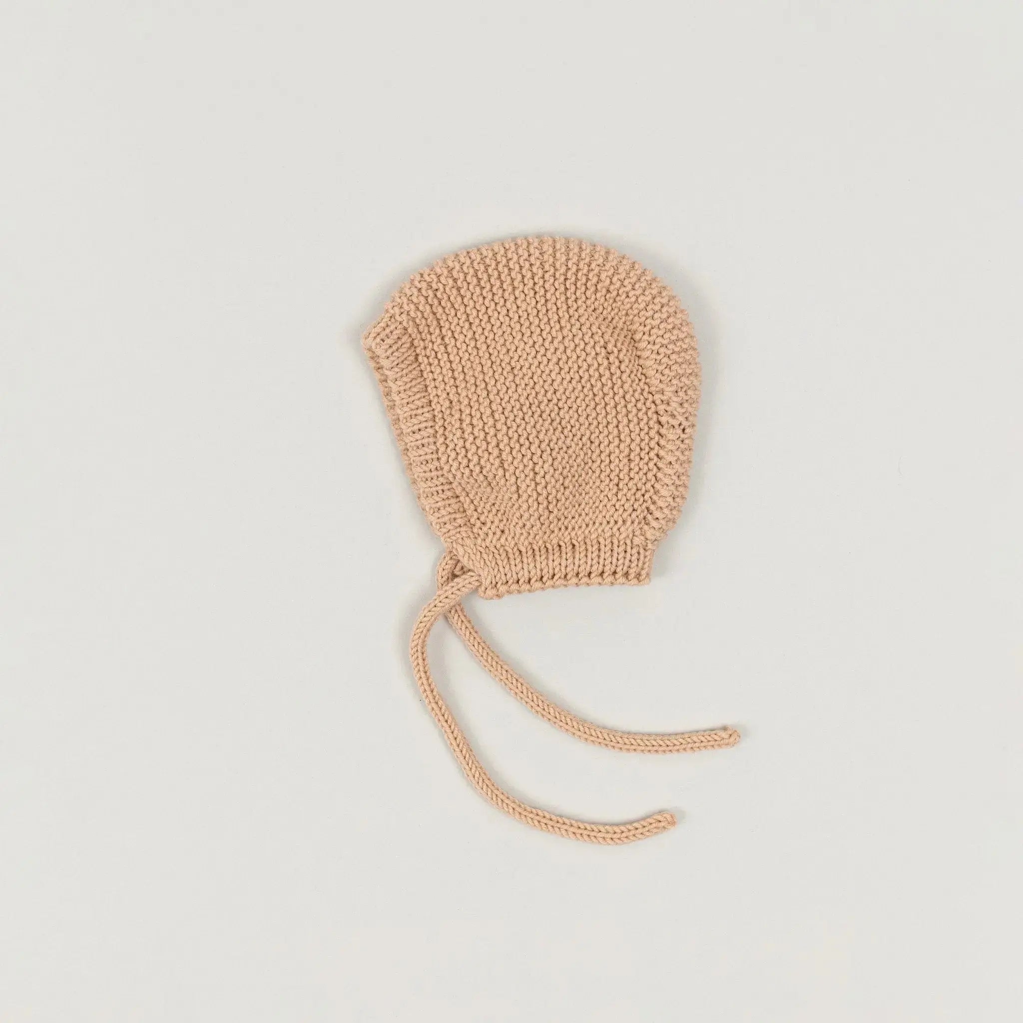 Handgestrickte Babyhaube aus Wolle