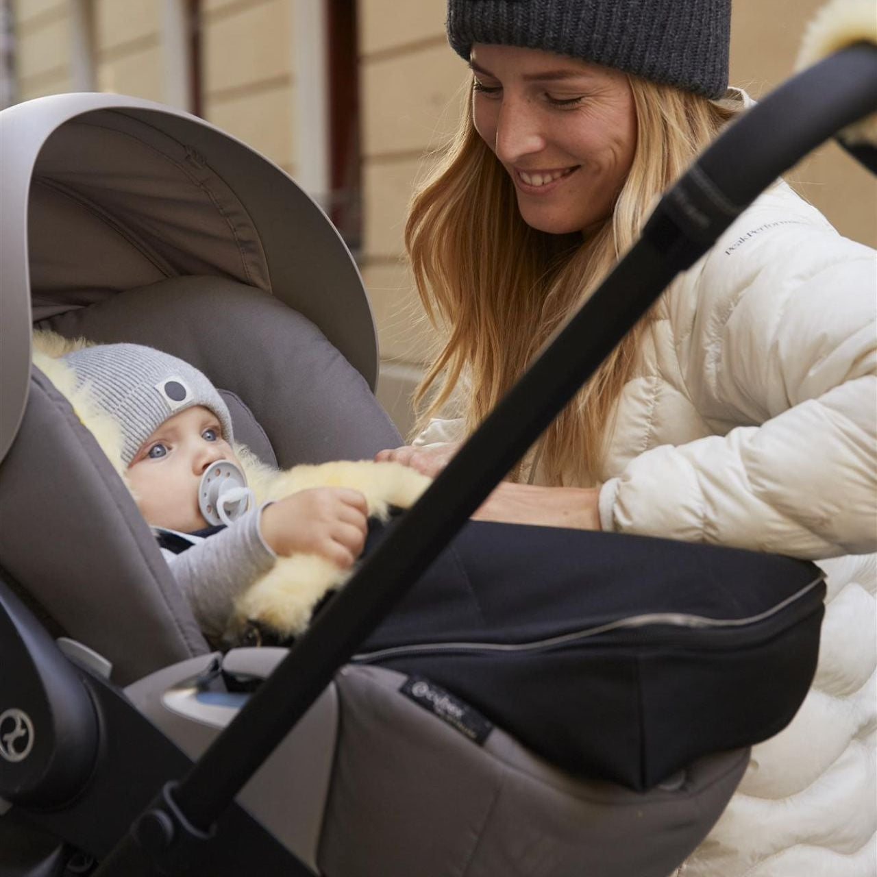 Hofbrucker Lammfell Fusssack Autoschale Mood