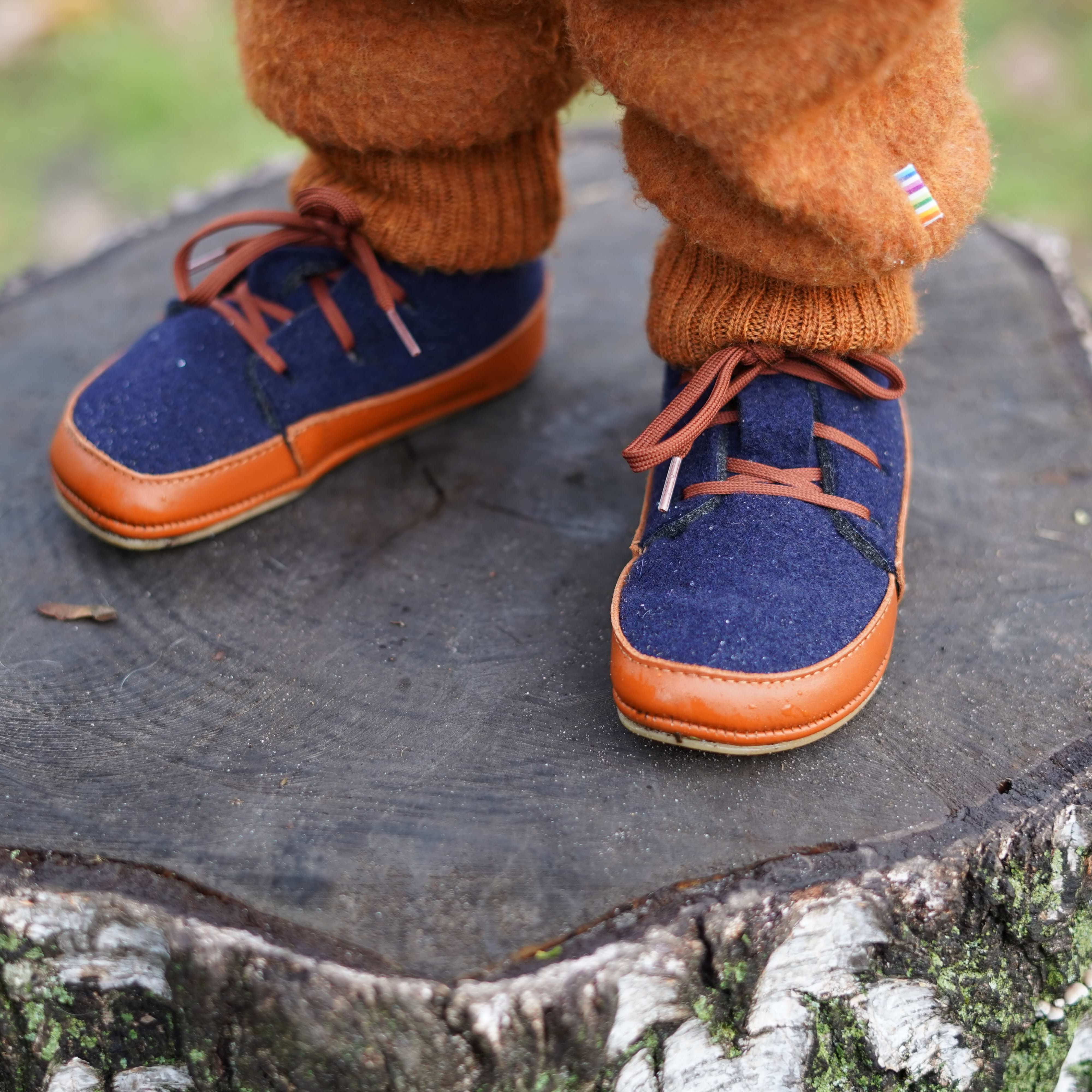 Lieblinge Filzbooties Marine Cognac am Kind