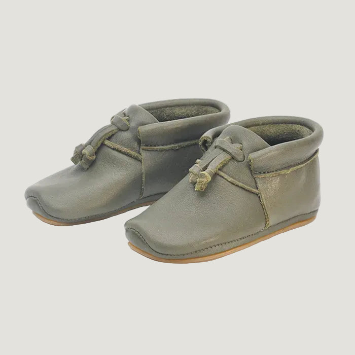 Sissi Rasche X Lieblinge® | Limited Edition Barfuß Lauflernschuh kahki Ansicht Paar Sissi Rasche Signatur