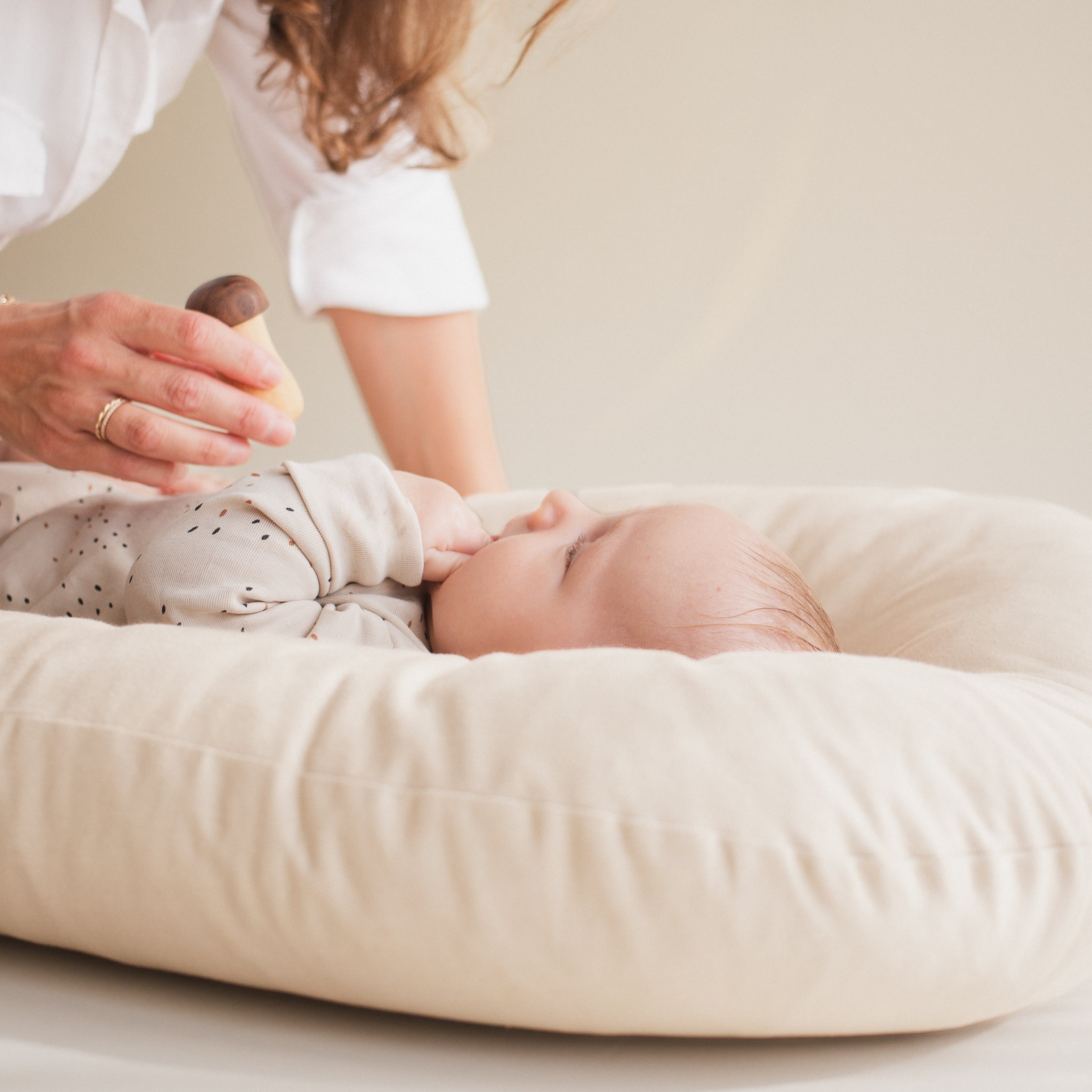 hogi Essentials Set – Organic Baby Nest & HEVEA HUG Natural Changing Mat