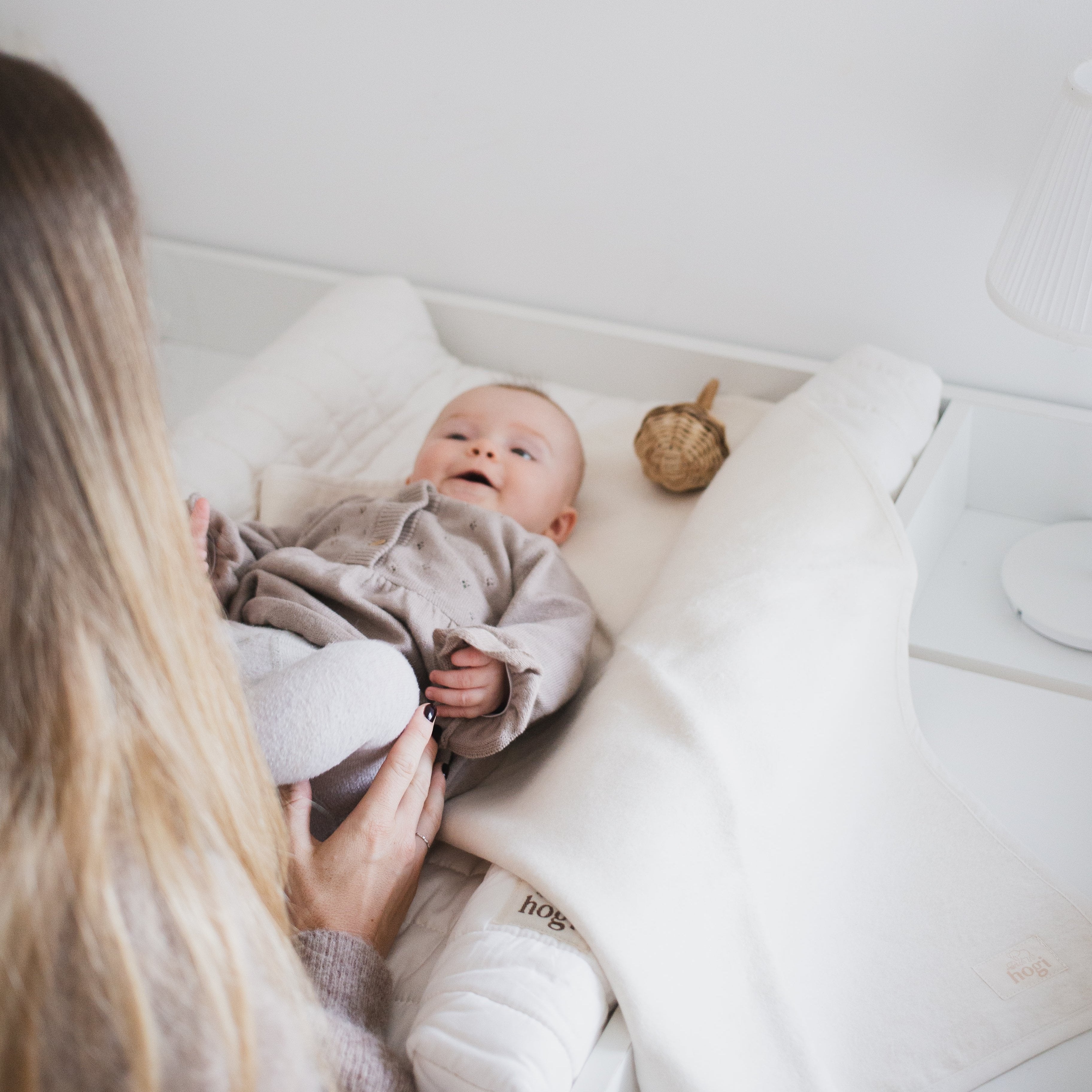 hogi Essentials Set – Organic Baby Nest & HEVEA HUG Natural Changing Mat