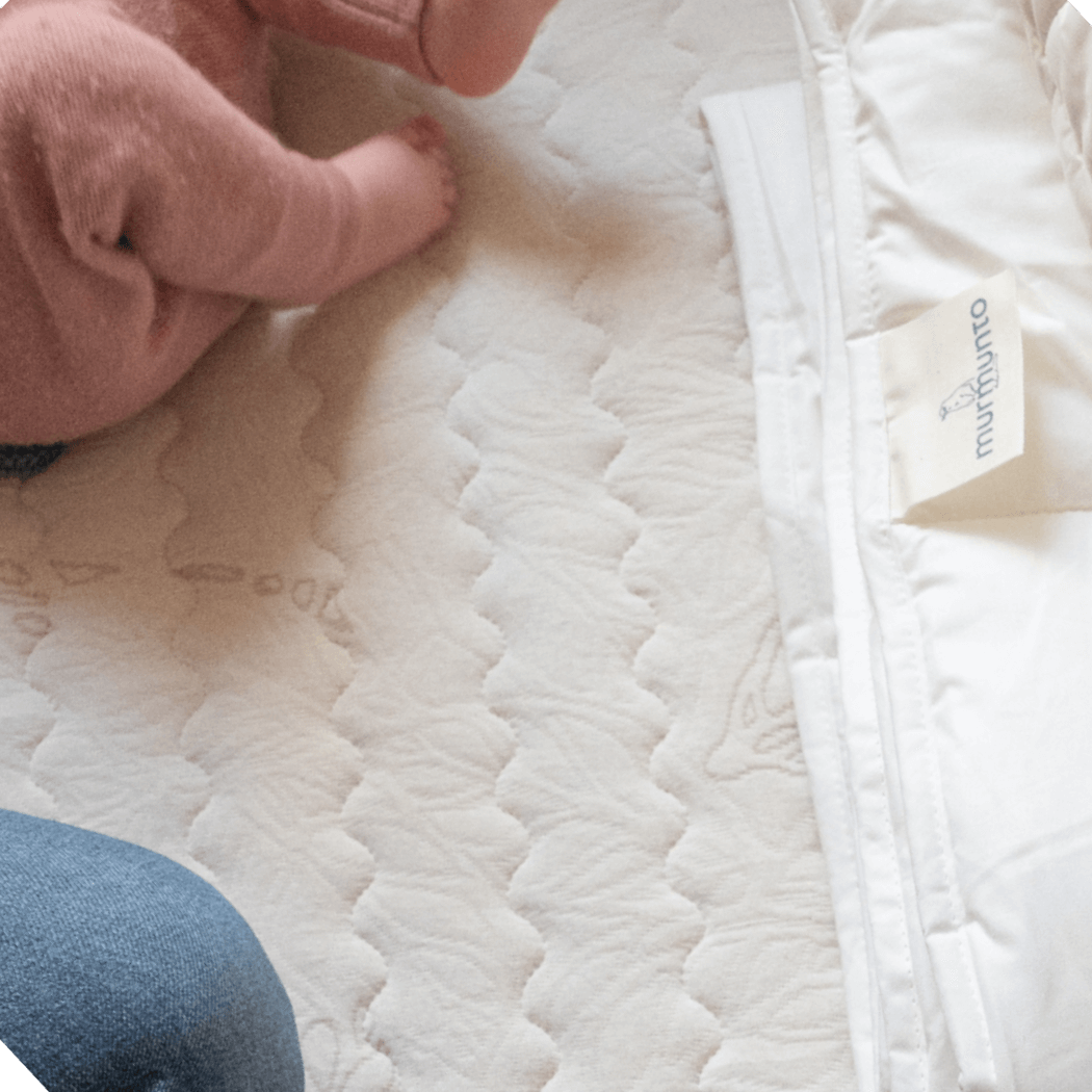Produktfoto Murmunto Natürliche Kindermatratze Kokos Naturlatex im Kinderbett Detail