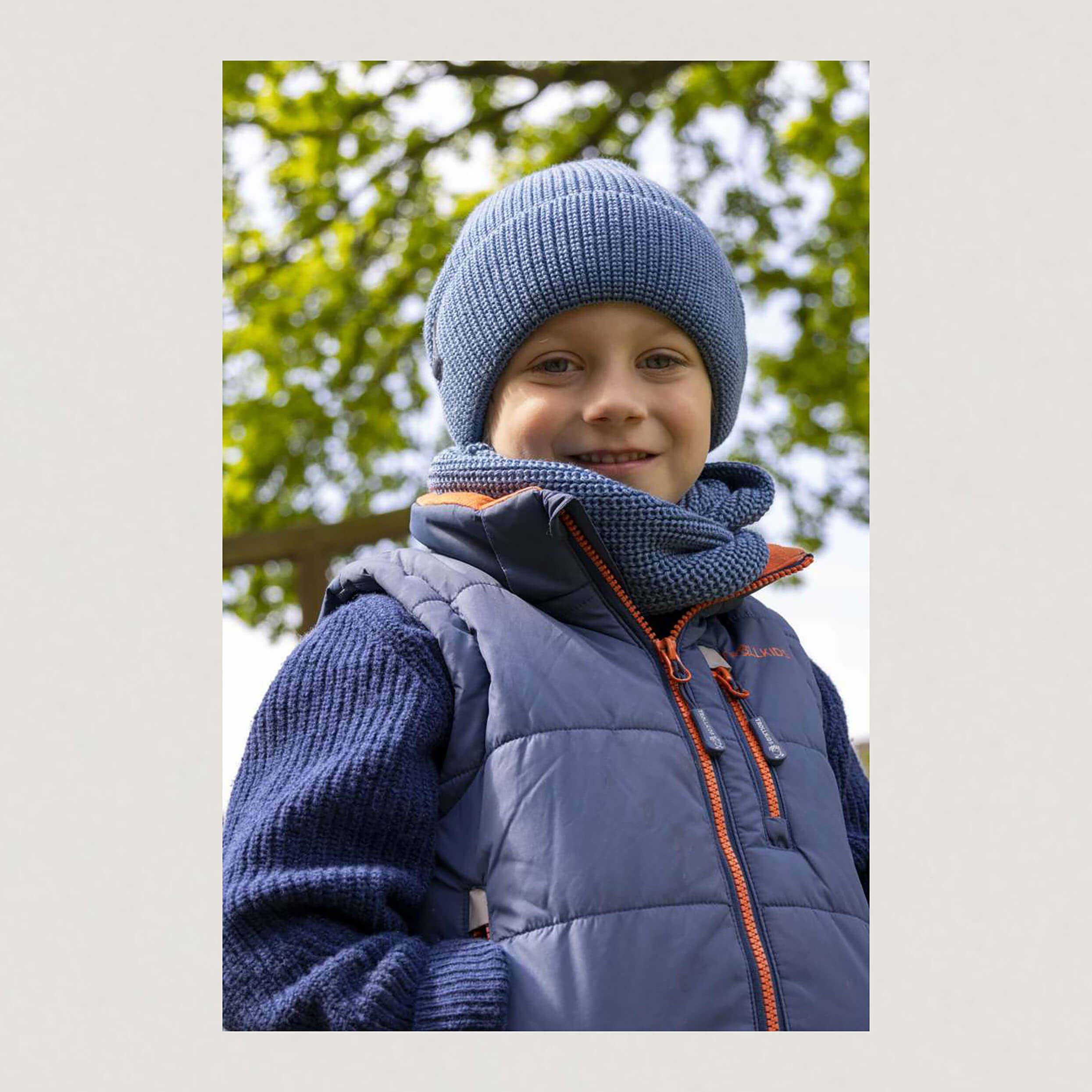 Foto von einem Jungen der eine Blaue Beanie trägt