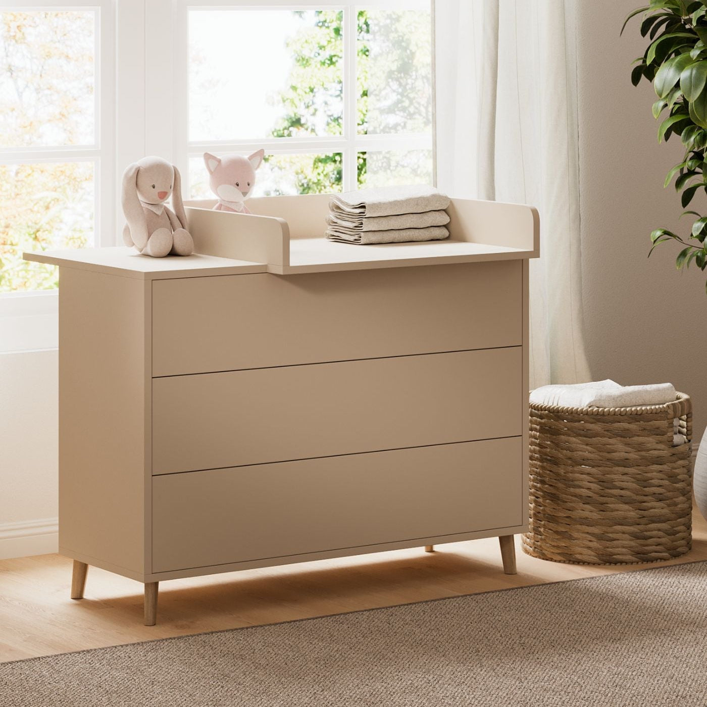 Sämann Wickelkommode vor einem Fenster