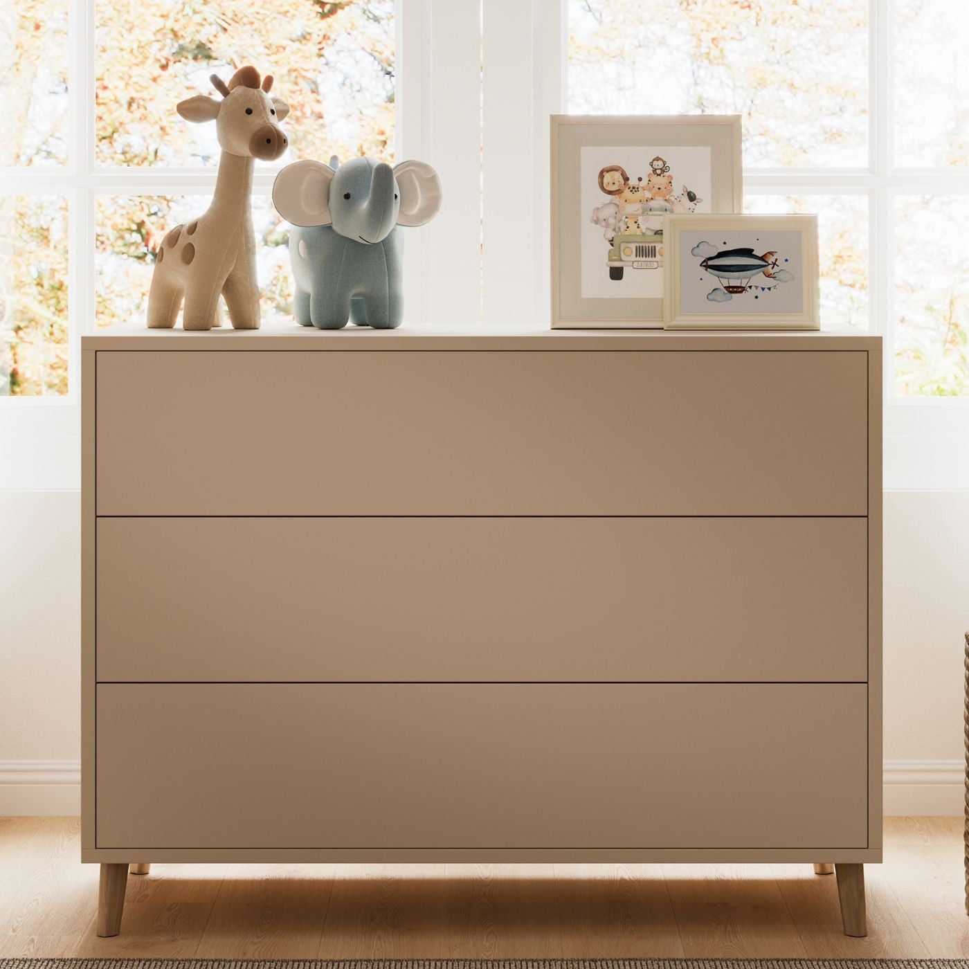 Sämann Wickelkommode vor einem Fenster