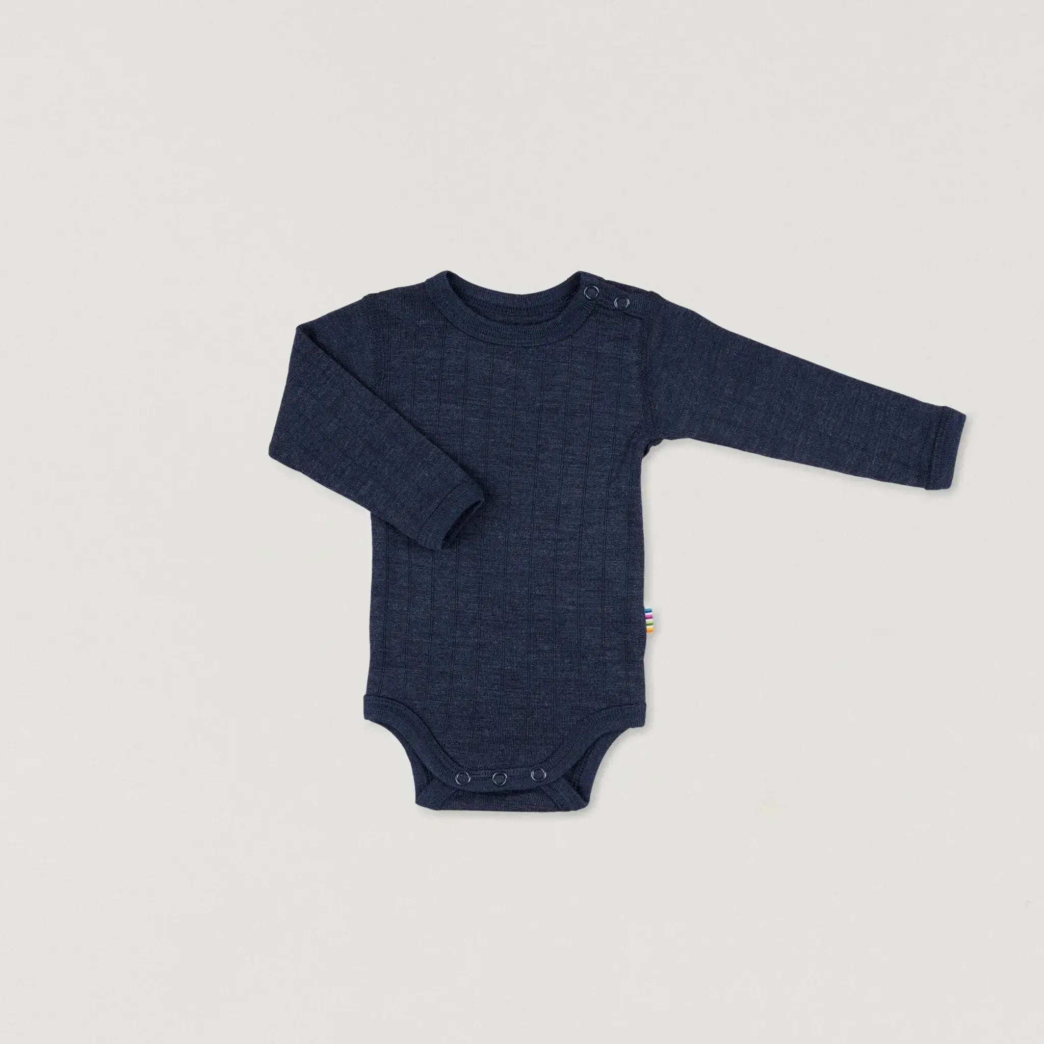 Das Produktbild eines marinefarbenen Langarmbodys aus Wolle und Seide der Firma Joha in der Frontalansicht im Onlineshop von Babybox and Family