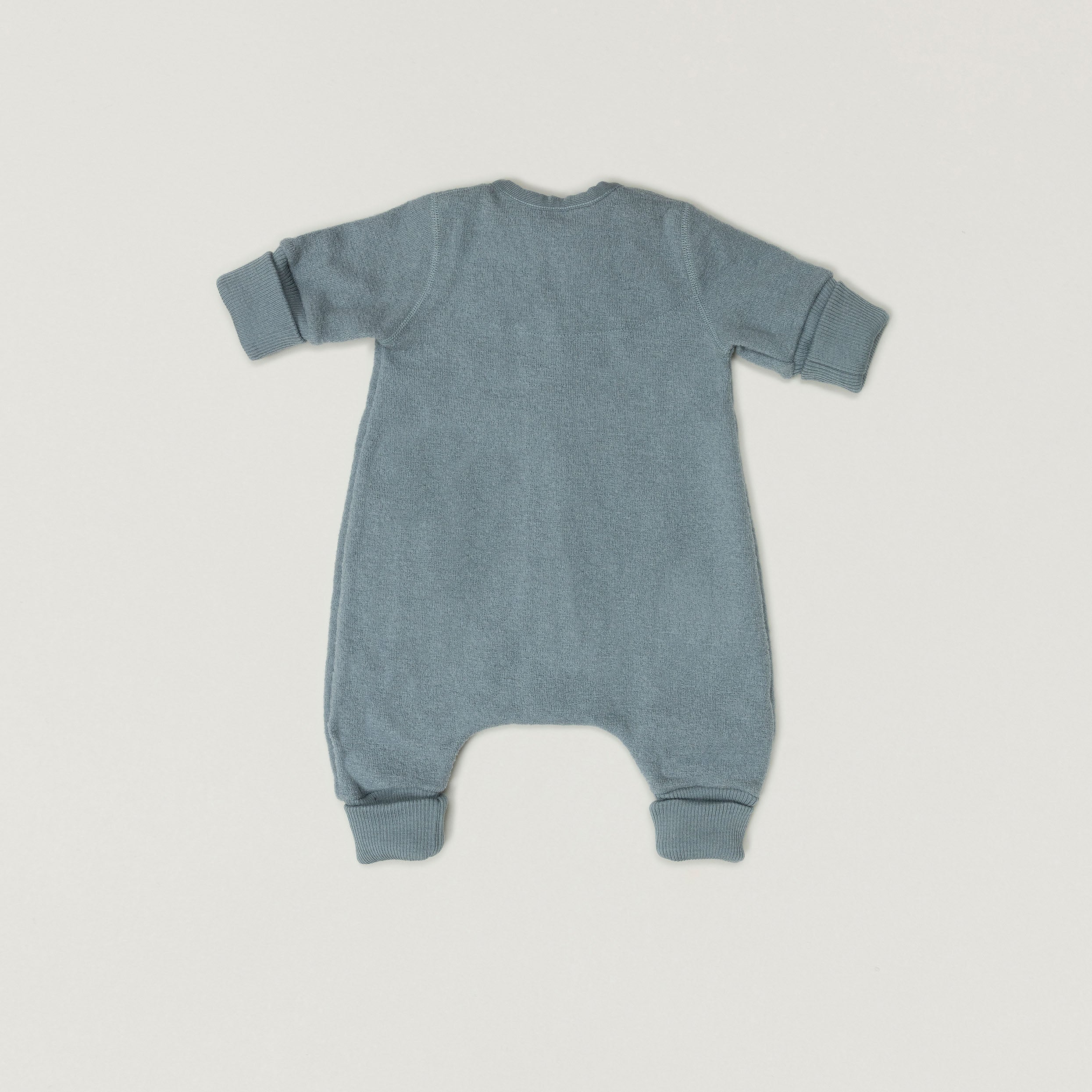 Produktfoto des Babybox Collection Toddler Schlafsack aus Wollwalk in der Farbe Rauchblau von hinten abgebildet.
