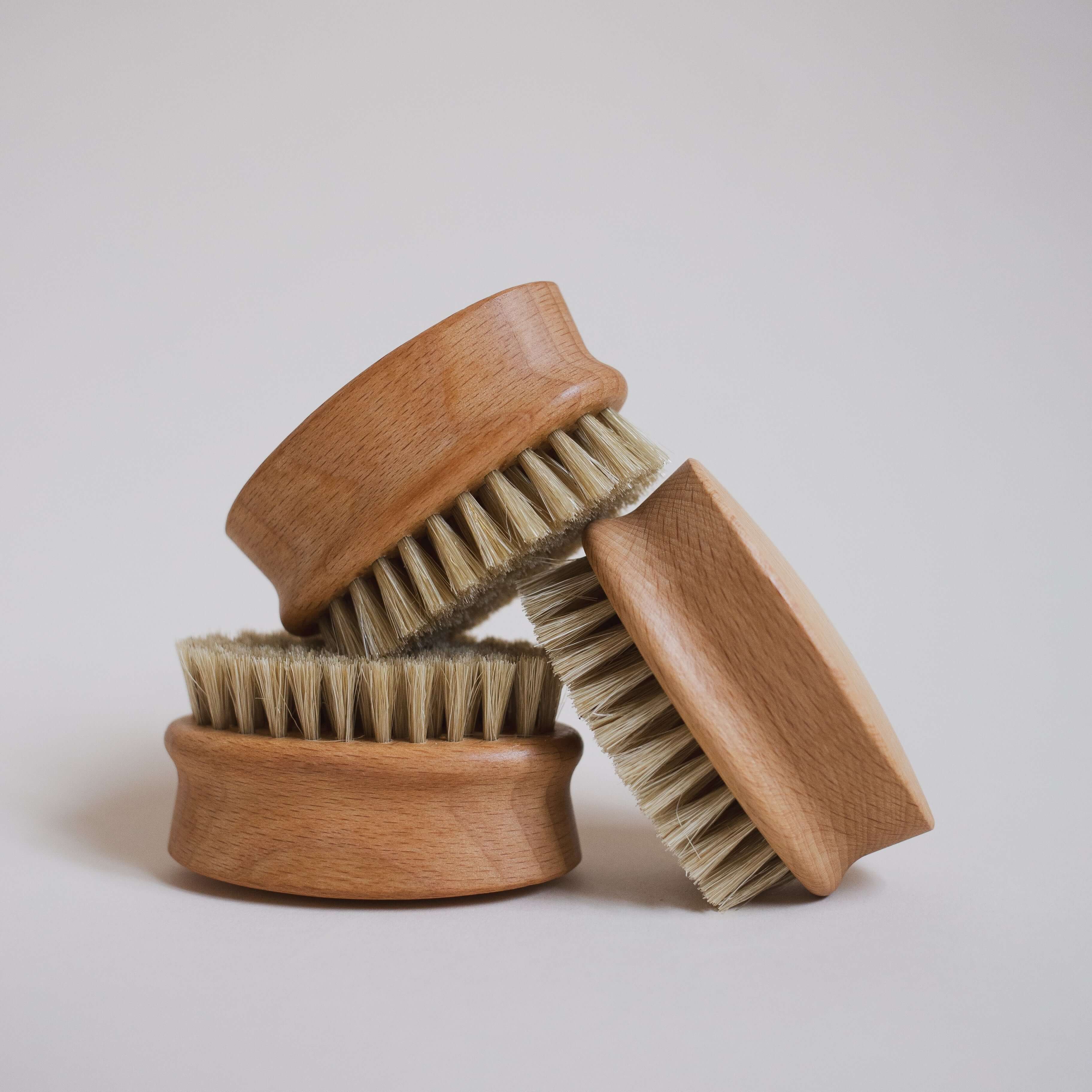 Produktfoto drei Nagelbürsten aufeinander