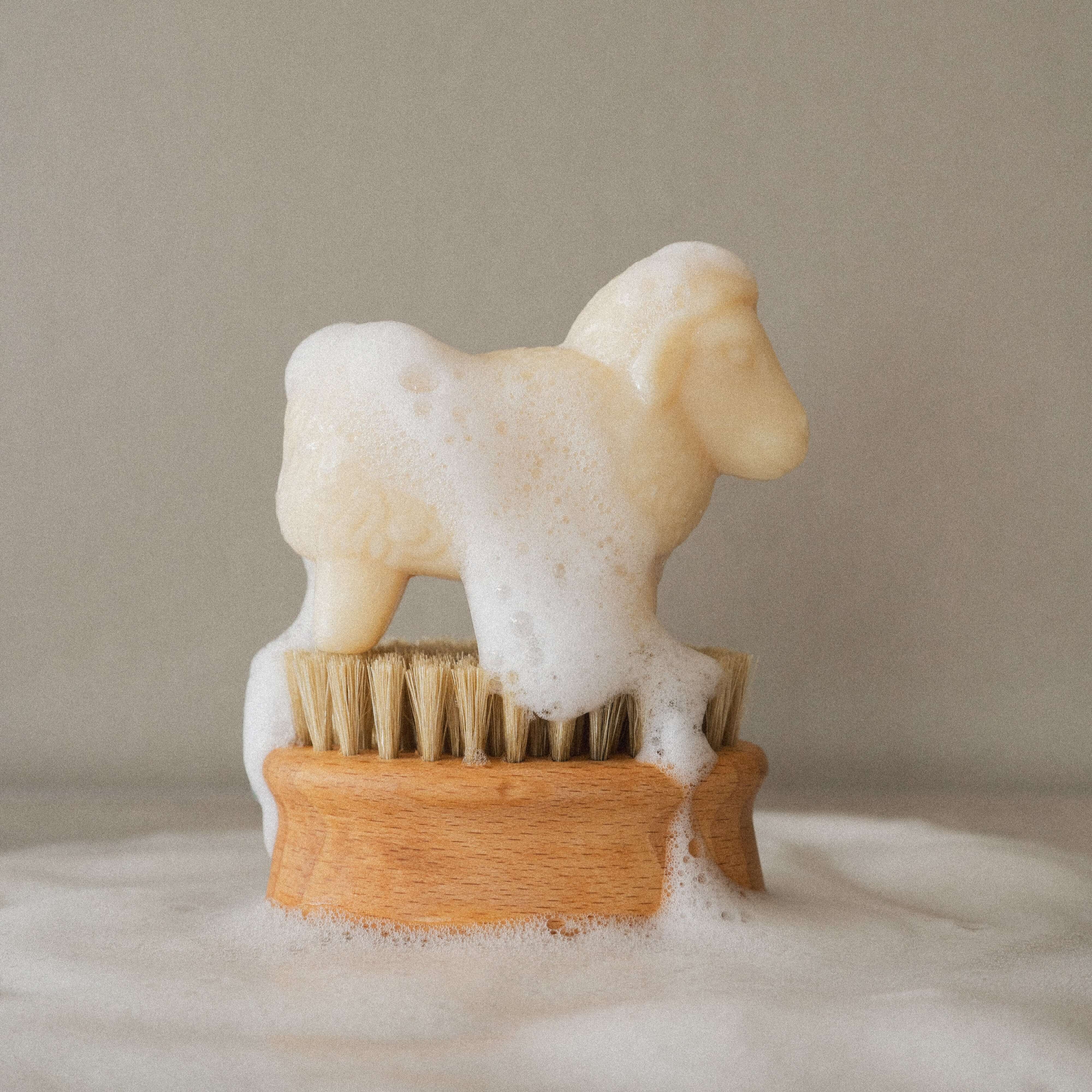 Produktfoto Seifenstück Schaf auf der Bürste