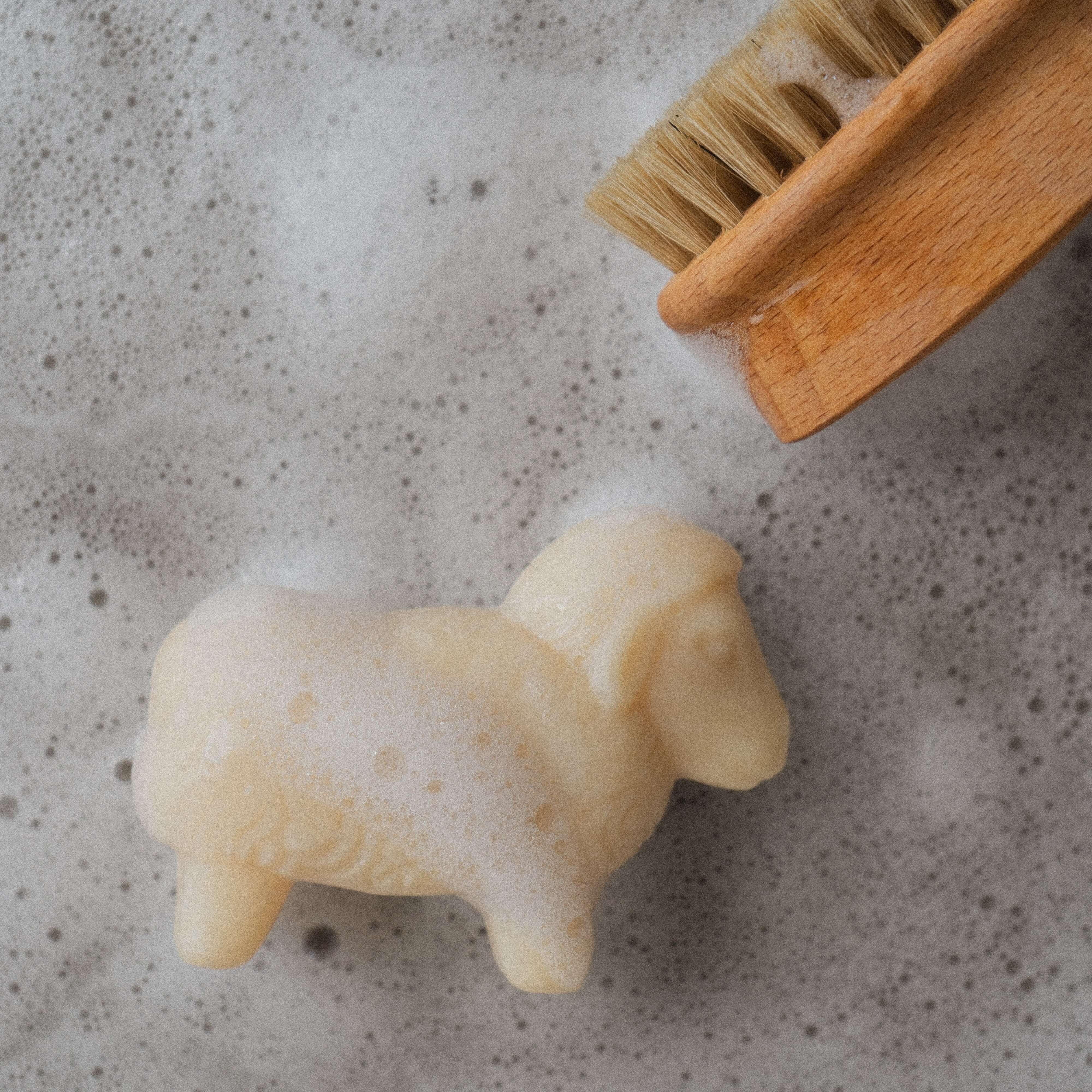 Produktfoto Seifenstück Schaf neben einer Bürste