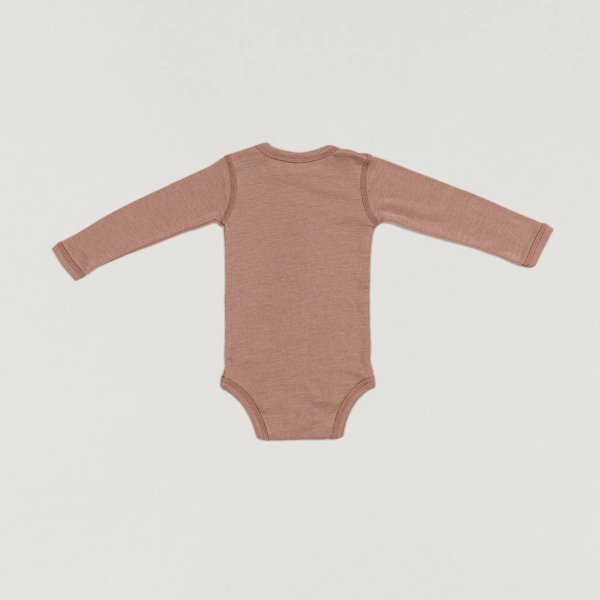 Ein Produktbild des Langarmwickelbodys aus Wolle und Seide in Rose-Fawn der Babybox Collection in der Rückansicht im Onlineshop von Babybox and Family
