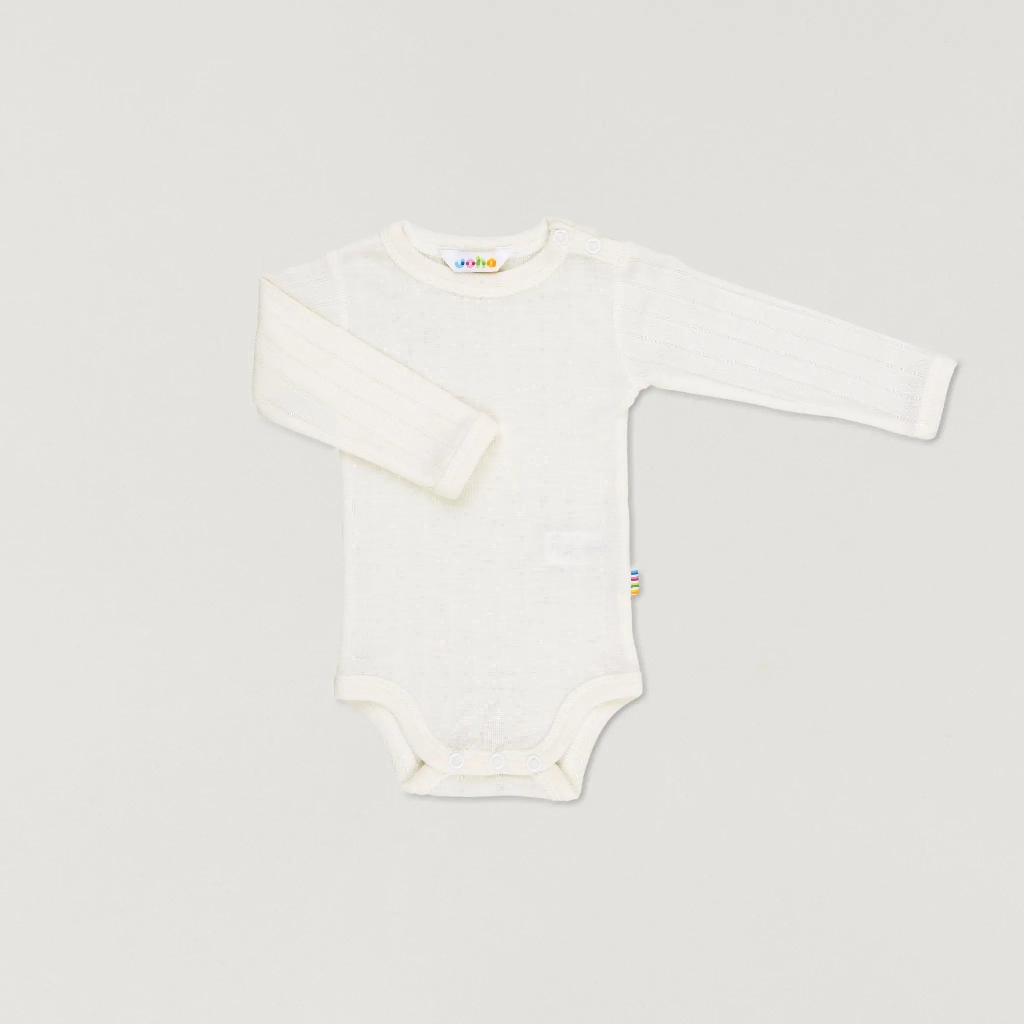Das Produktbild eines naturefarbenen Langarmbodys aus Wolle und Seide der Firma Joha in der Frontalansicht im Onlineshop von Babybox and Family