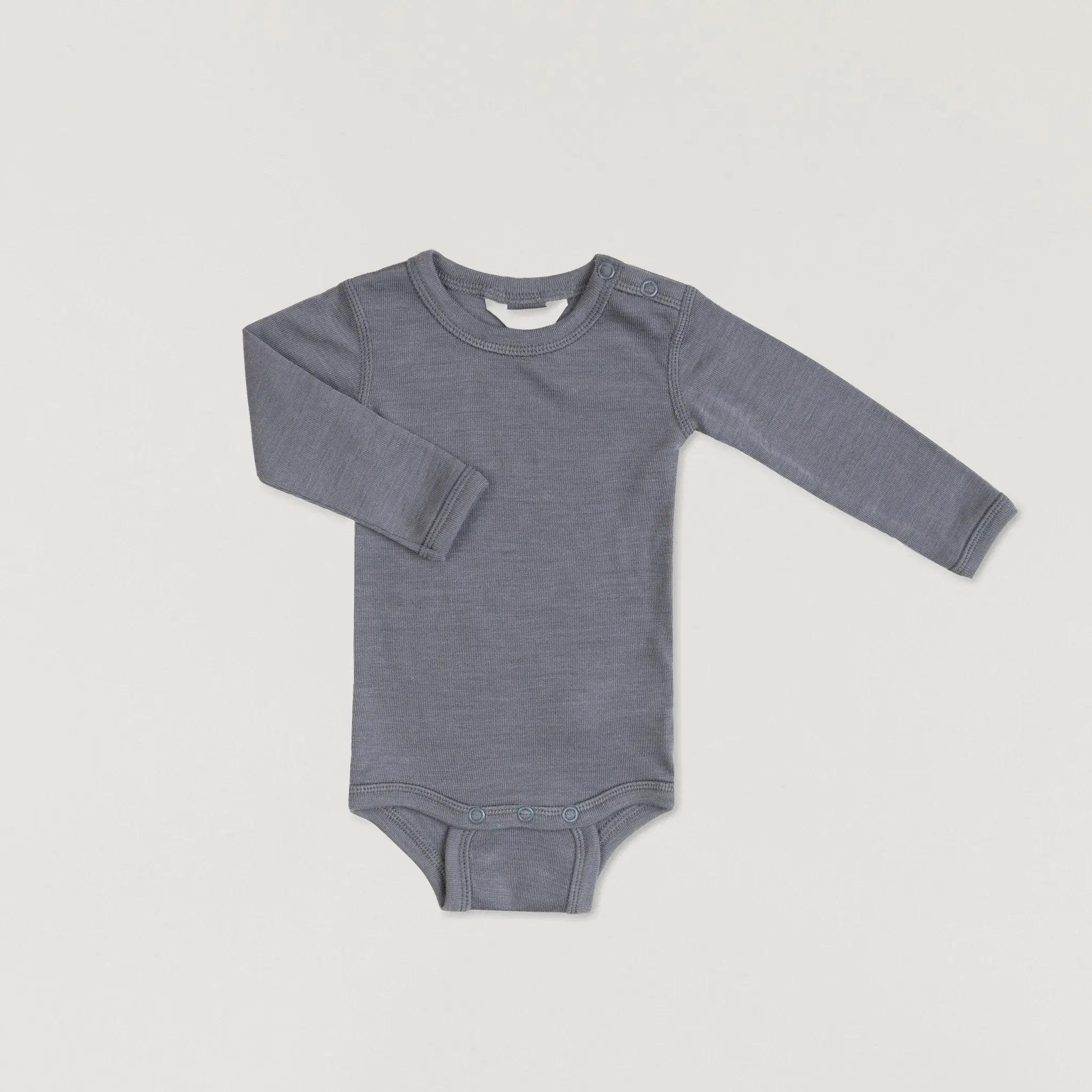 Das Produktbild eines stonefarbenen Langarmbodys aus Wolle und Seide der Firma Joha in der Frontalansicht im Onlineshop von Babybox and Family